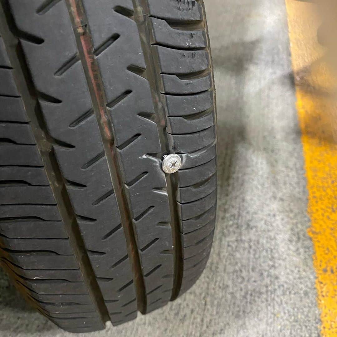 GOSAMARUのインスタグラム：「試合にも負けて車のタイヤはパンクしてタイヤ交換になるし。 今日は何て日だ😭 この時期に痛い出費😢 昨日運が上がる音楽をYouTubeで聞きながら寝たのに😅 #rd_pw #琉ドラ #パンク #沖縄」