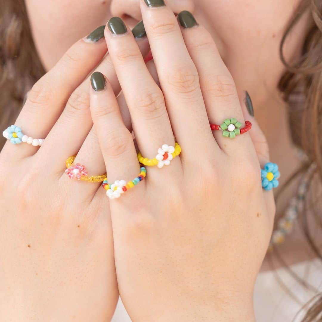 waco⭐️CHACOのインスタグラム：「🎁ノベルティフェア🎁  日頃の感謝を込めて❣️ 火曜の21時より新作販売に合わせて、3900円以上ご購入のお客様にビーズアクセサリーまたはきらきらアクセサリーをプレゼントいたします。 先着順で39名様分ございます。 プレゼントのためアクセサリーの種類はお選びいただけません🙇‍♀️ どれもとっても可愛いのでどれがあたるかお楽しみに✨」