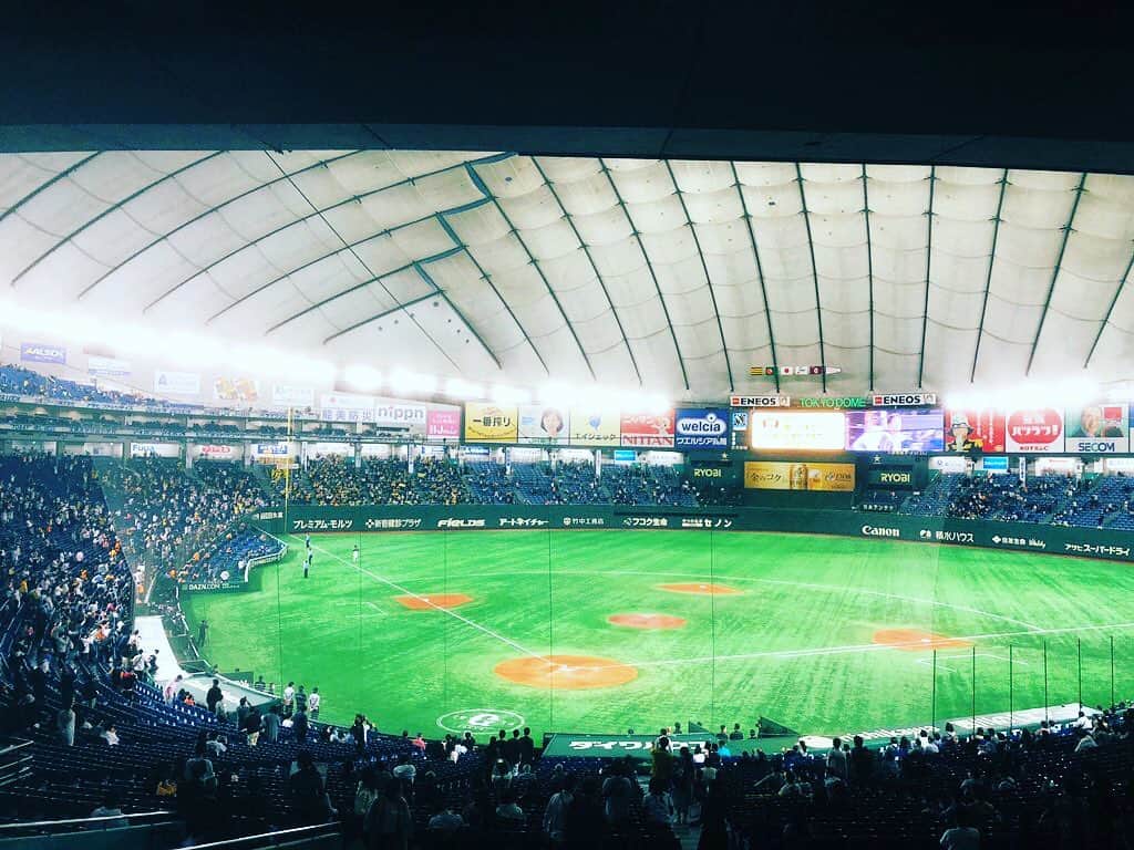 高橋大輔さんのインスタグラム写真 - (高橋大輔Instagram)「今シーズン  東京ドームでは最後の伝統の一戦。  今日も多くのファンの皆さん、ご来場&熱い応援ありがとうございました^ ^  試合に負けて悔しさ以外でグッときたのは初めてだったかもしれません。  お疲れ様でした。  #giants #ジャイアンツ #巨人 #伝統の一戦 #読売ジャイアンツ　#東京ドーム　#ジャイアンツ応援MC #スタジアムDJ #髙橋大輔　#高橋大輔　#レジェンズシート　#プロ野球」10月25日 19時43分 - daisuke_72
