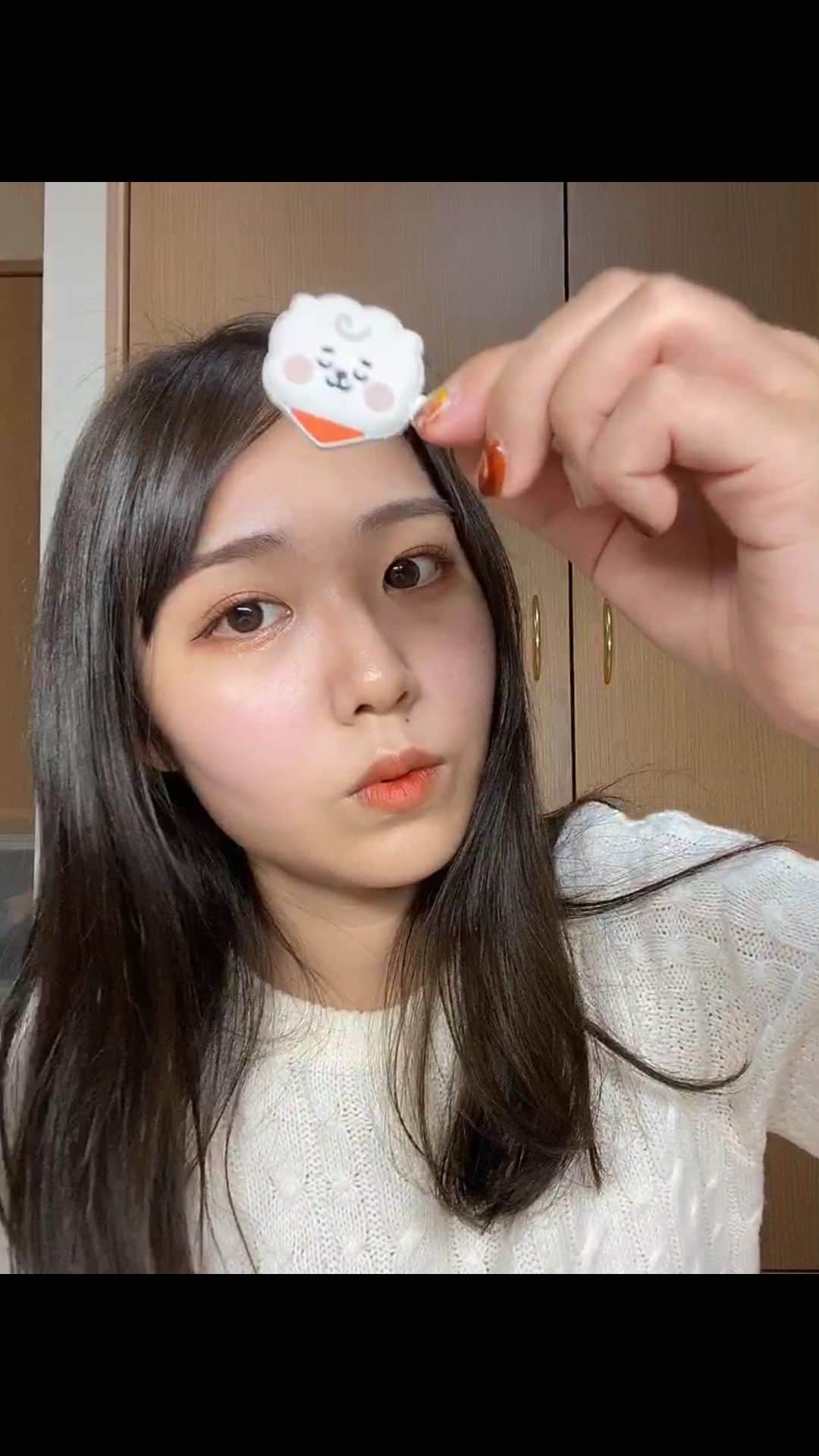 若森咲葉のインスタグラム：「【👸🏼💅🏻メイク動画💜🌈】  リールでもメイク動画をつくってみました💄✨  どのコスメも個人的にすごくオススメなので、少しでも皆さんのお役に立てると嬉しいです😊🎈  編集もかなり頑張ってみたので、歌と合わせて楽しんでいただけるといいなァ〜！🤍  質問も喜んで答えるので、何でもお待ちしてます😘💌  #メイク#メイク動画 #ヘアメイク #dynamite #dynamitebts #リール #ミスコン #水コン」