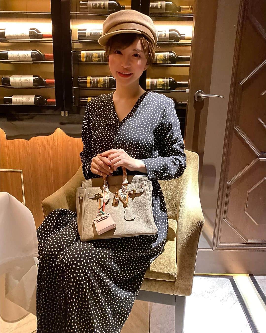 里美ゆりあのインスタグラム：「今日は母がお肉食べたい〜と言うので ステーキやさんに🥩  久しぶりのお肉😋  明日はまたお魚🐟  お腹いっぱいです❤️  牛さんに感謝🐂  #ステーキ #steak #肉 #サラダ #スープ #soup #hermes  #バーキン #バーキン25  #グリトゥールトゥレール  #ケリー #チャーム #Kelly #charm  #birkin  #birkin25  #クロムハーツ #chromehearts  #親孝行 #ありがとう #牛」
