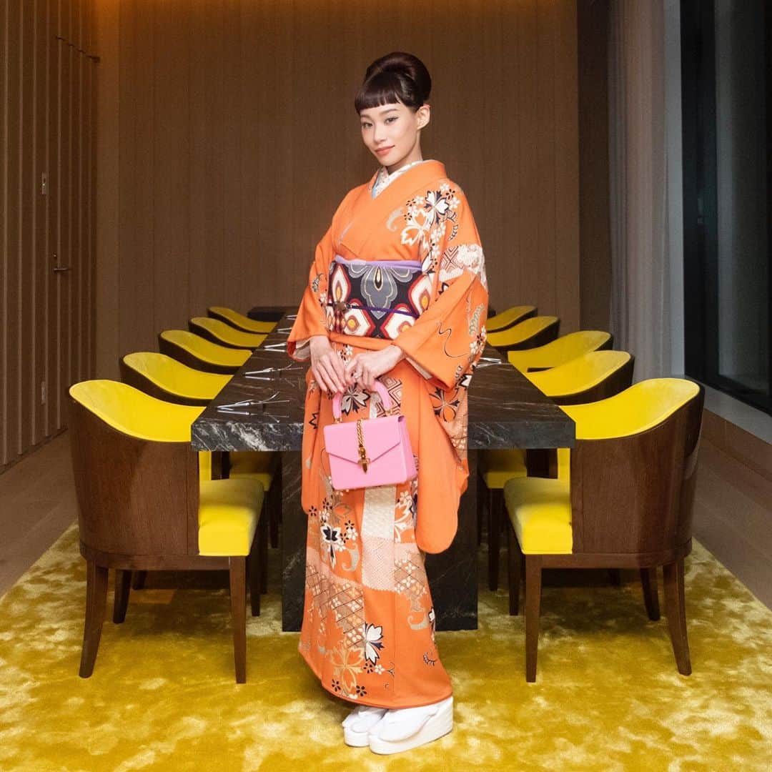 マドモアゼル・ユリアのインスタグラム：「先日のワークショップ当日、私はアール・デコ&アール・ヌーボー調の昭和期のお着物にアールヌーボー風の菱文様の現代の袋帯を合わせ、帯締め、帯揚げ、重ね衿は寒色系でまとめました👘💜 いつもは帯と着物で時代を合わせるのですが、この帯はモチーフも合うし、着物で使っている色味が多く入っていて、現代物なのにとてもしっくりきました！👘🌹 バッグはgucciのアクリルガラスバッグです💖 リップは先日頂いたエルメスの27番を早速使ってみました💄  みんなのコーディネートを考えるのも、とっても楽しかった！！😆  #アンティーク着物 #kimono #着物　#TokyoEDITIONToranomon #東京エディション虎ノ門　#EditionHotels @editionhotels @ToranomonEDITION」