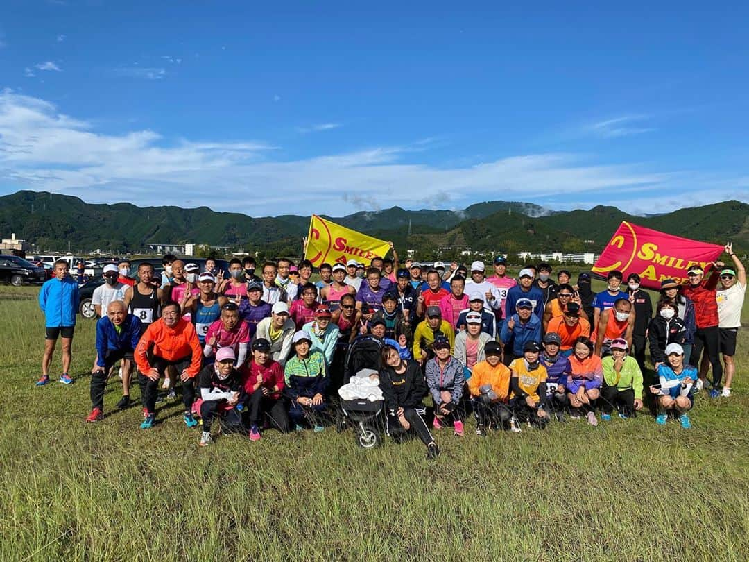 湯田友美のインスタグラム：「産後初お仕事🥺 スマイリーエンジェル30km走  久しぶりの30k開催！ 久しぶりのみんなとの再会！  レースなくてもみんな大好き30km走。笑 笑顔とエネルギーあふれる時間でした❤︎ やっぱり、みんなで走るのは楽しいね☺️  お仕事なので本当は一人で行くつもりだったけど🚅 授乳問題で息子もスタートまで一緒にお邪魔させてもらいました🙏ありがたいです。  次は11/8スマイリーマラソン 大井川河川敷でフルマラソン開催します😁 感染対策は気をつけて、少しずつ お仕事も、少しずつ❤︎ ・ Day81 Slowly I’m back to my work❤︎ #お仕事復帰 #スマイリーエンジェル #杏林堂 #杏林堂薬局 #静岡 #浜松 #磐田 #島田 #ランニングクラブ #ランニング #30km走 #runningmom #babyboy #2montholdbaby」