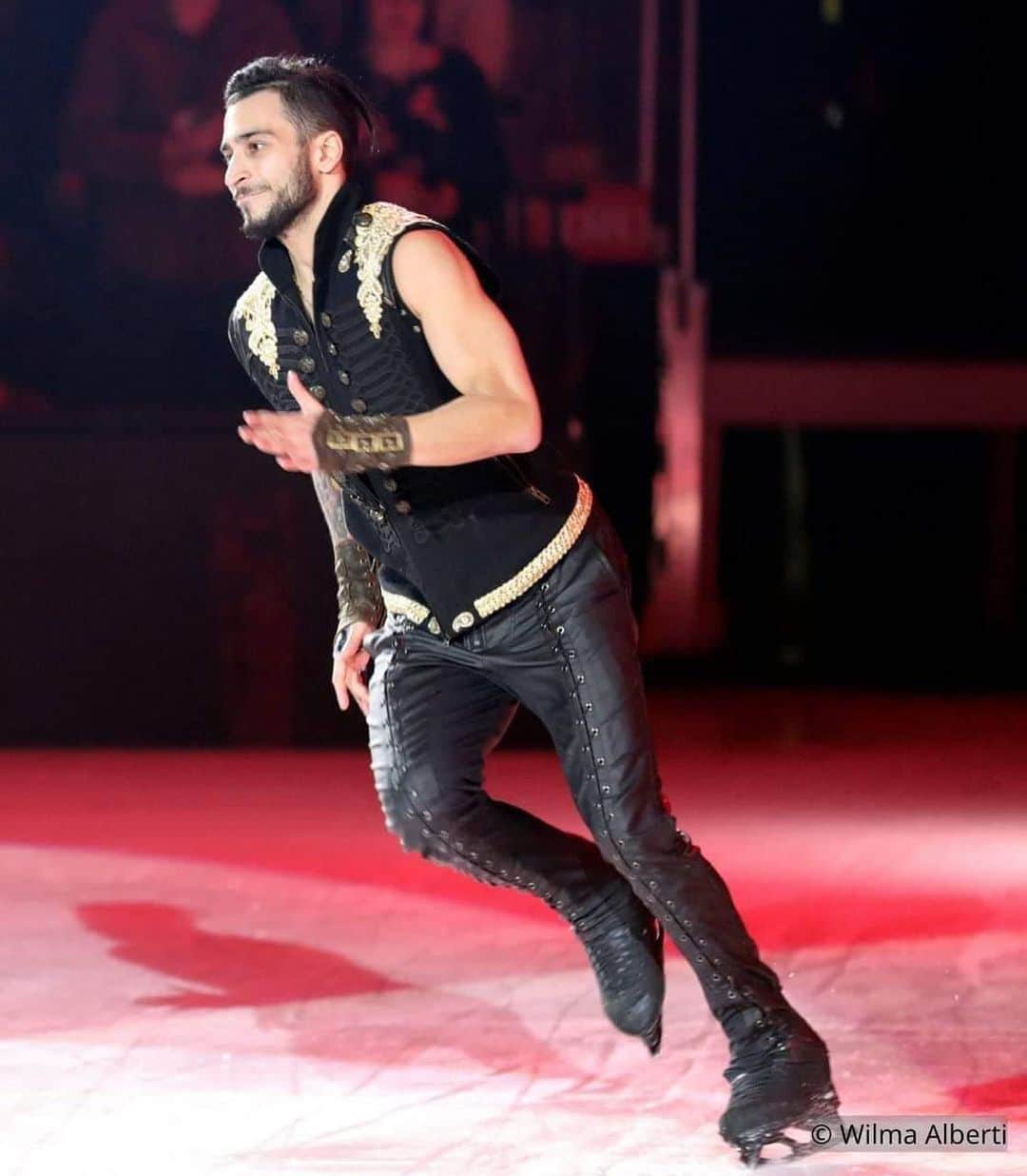イヴァン・リギーニのインスタグラム：「Почему фигурное катание?⛸ ⠀ Вообще, я хотел быть футболистом. Но, частые болезни, простуды и ангины привели меня на каток. И мне начало безумно нравится. ⠀ Сейчас, я очень благодарен маме,за то что привела меня в этот спорт. Благодаря этому у меня в окружении появилось большое количество талантливых людей, возможность побывать в разных точках мира и познакомиться с музыкантами, артистами и другими фигуристами. ⠀ Несмотря на то, что соревновательный период уже завершён, я до сих пор катаюсь и получаю огромное удовольствие. ⠀ Фигурное катание- безграничный спорт. На протяжении стольких лет, есть возможность придумывать что-то новое, кайфовать и полностью отдаваться этому спорту✨ ⠀ А какой у вас любимый вид спорта?🤔」
