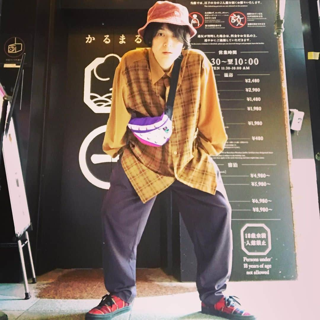 スーパー3助のインスタグラム：「今日の私服  #ニューエラ帽子  #いきつけの高円寺古着屋で買ったでっけえシャツ  #サイラスとどっかのコラボのカバン  #センスオブプレイスのパンツ  #アウトレットで買ったバンズスニーカー   #かるまる池袋  #サウナ最高」