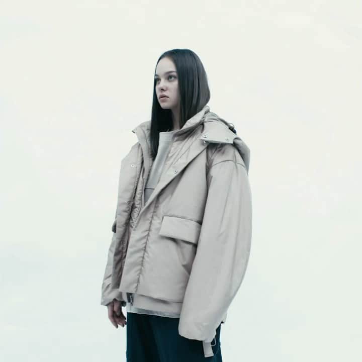 ウィザードのインスタグラム：「2020 FALL WINTER COLLECTION “Metropolis Noise Laboratories"  PADDING LAYERED BLOUSON  中綿はNASAのために開発されたアウトラストを使用。 アウトラストは快適な温度をコントロールする最先端の温度調節素材です。 人間がいちばん快適だと感じる温度（31℃～33℃）をキープしようと働きかけ体からの余分な熱を吸収し、寒くなると蓄えていた熱を放出することで快適な体感温度へとコントロールします。  Coming soon.  #wizzard_fac #wizzard #fashion #tokyofashion #streetfashion #fashionphoto #designersbrand #domesticbrand #mensfashion #2020aw #メンズファッション #ファッションブランド #ウィザード #レイヤード  #レイヤードスタイル  #中綿ブルゾン  #機能素材」