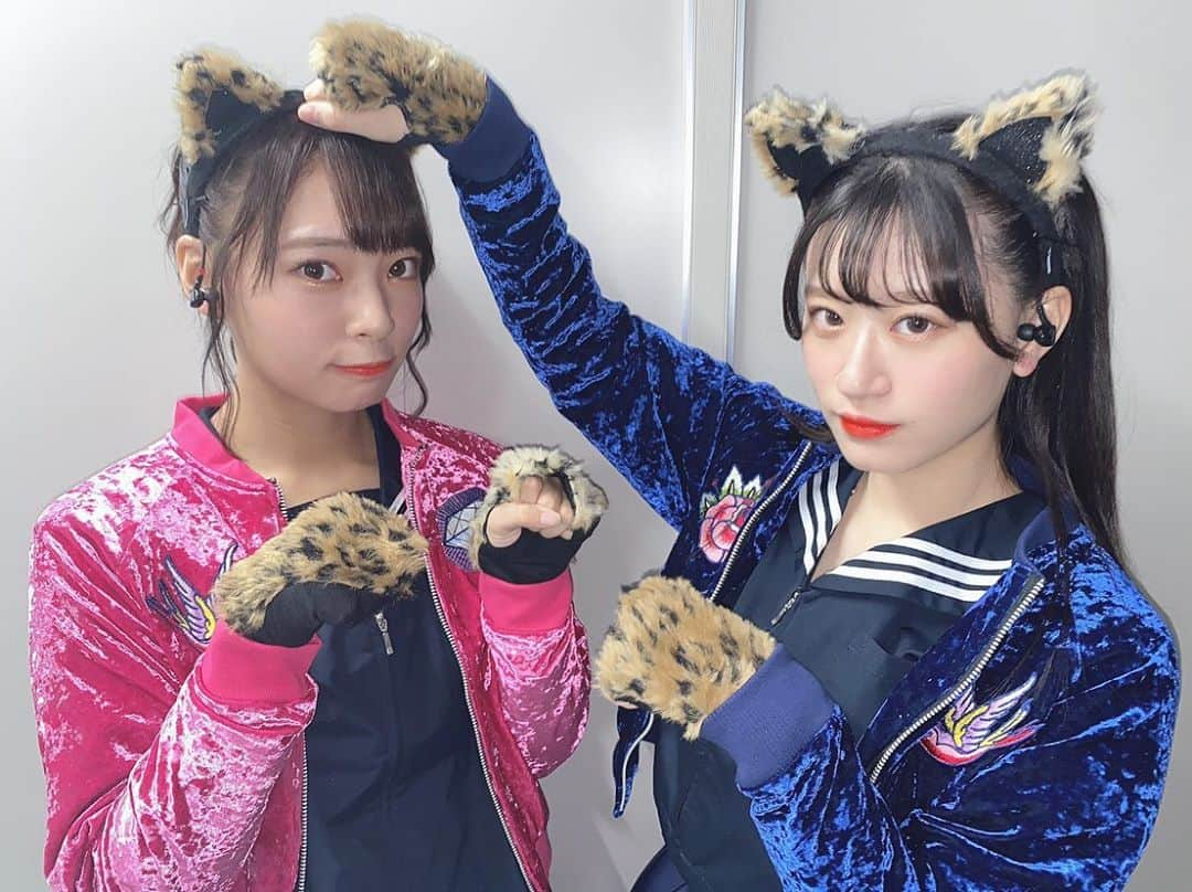 山田寿々のインスタグラム：「﻿ 5期生シスターズ😼💙💗﻿ ﻿ 今までありがとな！！﻿ 最高の愛棒だ！😽﻿ ﻿ ﻿#5期生シスターズ #参上 #マジジョテッペンブルース #2枚目は3年前 😹 #れいすず」