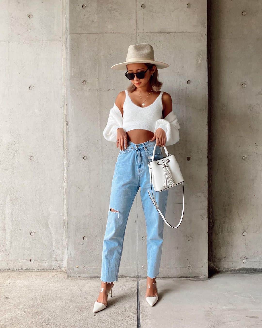 のインスタグラム：「. ホワイト着るとさらに黒く見える😂🤎 もこもこset up topsかわいい🐑🤍 denimは久々にこんな履きやすくて かわいいのみつけたあああ🥺👍🏾🔥 . TOPS @esutoreja  DENIM @cheme.official」