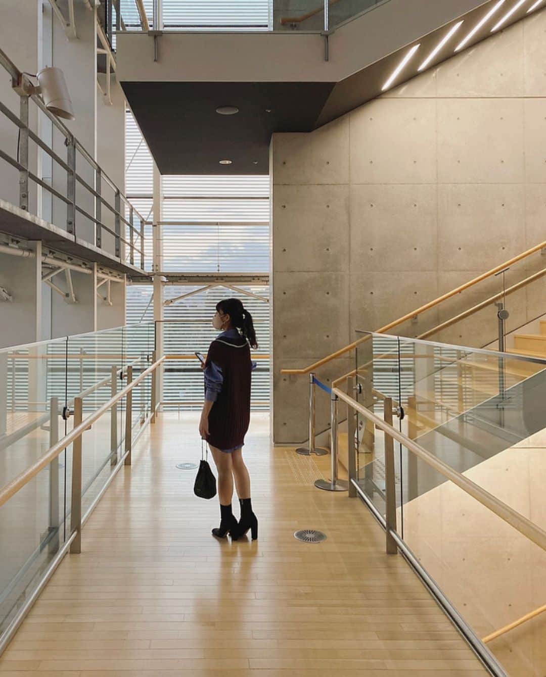 吉田佳菜のインスタグラム：「ㅤㅤㅤㅤㅤㅤㅤㅤㅤㅤㅤㅤㅤ ㅤㅤㅤㅤㅤㅤㅤㅤㅤㅤㅤㅤㅤ 土曜日に行った美術館 昼間と夕方、夜、どの景色も綺麗やった🌙 ㅤㅤㅤㅤㅤㅤㅤㅤㅤㅤㅤㅤㅤ ㅤㅤㅤㅤㅤㅤㅤㅤㅤㅤㅤㅤㅤ #美術館 #国立新美術館 ㅤㅤㅤㅤㅤㅤㅤㅤㅤㅤㅤㅤㅤ」