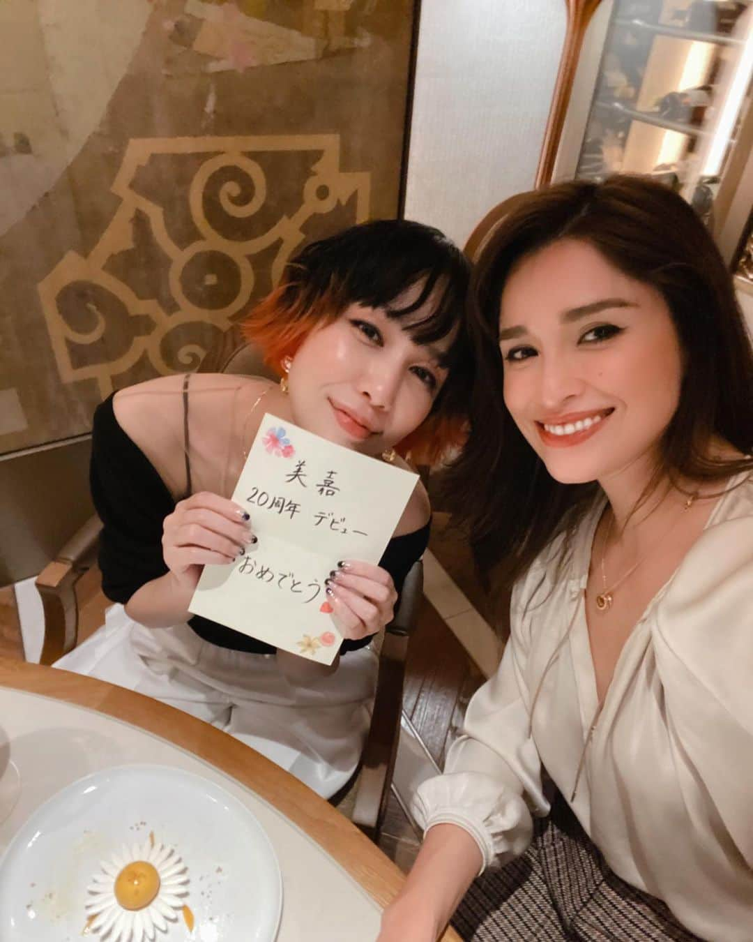 中島美嘉さんのインスタグラム写真 - (中島美嘉Instagram)「. 久しぶりに またケリーと！ サプライズしてくれました！ そして フォーシーズンズ大手町 フレンチレストランestの 皆様の素晴らしく 優しい対応に 感激致しました！  @kellymisawa @fsotemachi #少し早めの #20周年 #お祝い #感謝 #ケリーも20周年 #おめでとう❤︎」10月25日 19時57分 - mikanakashima_official