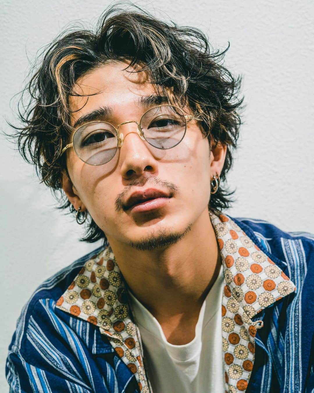 のインスタグラム：「渋めセンターパートウルフスパ😏 ちょっとドライな質感で ツヤにはない渋さと色気を 醸し出すヘアスタイル👌  パーマは 髪質やダメージを見極めて 薬剤を選定します！  巻き方も骨格や生えぐせを 考慮して巻くので あなただけの パーマヘアを創ります！  是非お任せ下さい！  #メンズヘア  #メンズヘア美容師 #メンズ美容師 #メンズ髪型 #メンズカット #メンズスタイル #メンズパーマ #パーマヘア #パーマ男子 #パーマ #スパイラルパーマ #メンズスパイラルパーマ #ツイストスパイラルパーマ #ツイストパーマ #ツイスト #スパイラル #イケメンヘア #ハイトーン #ハイトーンカラー #ハイトーンメンズ #ハイライトヘア #ハイライト髪型 #ハイトーン髪型 #YouTube #oceantokyo #oceantokyoOVER」
