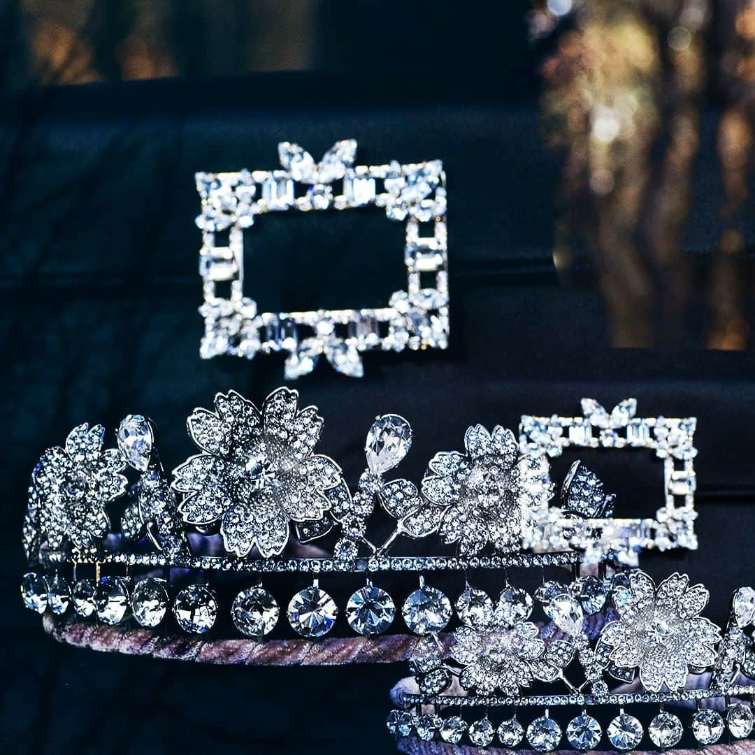 ロジェ・ヴィヴィエさんのインスタグラム写真 - (ロジェ・ヴィヴィエInstagram)「The #BouquetStrass crown by @GherardoFelloni is a work of art, with different sized crystals, placed by hand, on a velvet base.   #RogerVivier #FW20 #BrocheVivier #GherardoFelloni   Discover the collection through the link in bio or visit your nearest Roger Vivier boutique.   Photography: @Ilariadatri_」10月25日 20時00分 - rogervivier