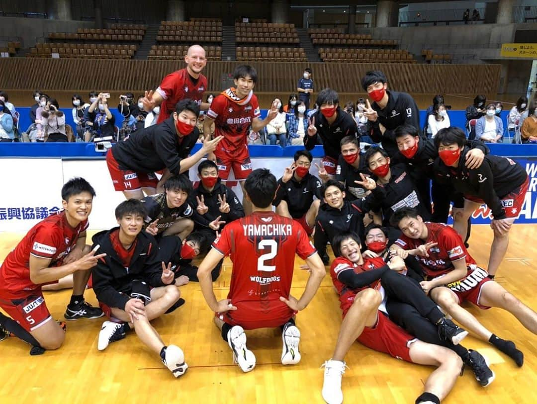 川口太一さんのインスタグラム写真 - (川口太一Instagram)「Great victories on this weekend! Thanks for your support and photos and even videos ✌️ I believe @bartkurek88 's defense but I was too hungry for defense 😅Next time when I am on the court with him as a receiver, I could even steel the set from him and I attack it for a point! 🤷🏻‍♂️🤷🏻‍♂️ That would be awesome right??😘Set to me pls a great setter and MVP of the game today @issei_maeda.5 ✌️😘Anyway, Bravissimo!! 皆さん応援有難うございました！写真、動画も有難うございます！タグ付け、ハッシュタグ付けして投稿して頂けるととても嬉しいです😌 来週も頑張りましょー！！ #vリーグ #バレーボール #初勝利 #vleague #volleyball #firstwin」10月25日 20時00分 - k.taichi20