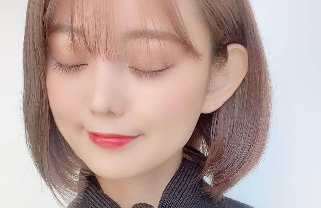 林村ゆかりさんのインスタグラム写真 - (林村ゆかりInstagram)「今年の秋メイク。﻿なんか持ってるみたいなポーズで失礼します笑 トムフォードのシルキーなアイシャドウとマスクでも耐えられる朱赤リップ💄﻿ ワンピースの全身は２つ前の投稿にあります。﻿ 秋のお出かけも楽しみだなぁ。主に食欲の秋😅﻿🐟🍄  ﻿ ﻿ _onepeice﻿ #dior #ディオール﻿ ﻿ ﻿ _make up﻿ eye shadow palette：#tomford#トムフォード﻿ アイカラークォード4A ハネムーン﻿ Cheek : #SUQQU #スック﻿ ピュアカラーブラッシュ09﻿ lip：#SUQQU #スック﻿ フルイドフォグ01﻿ ⠀ ⠀  #美容#美容好き#アラフォー#アラフォーメイク」10月25日 20時01分 - yukarice0