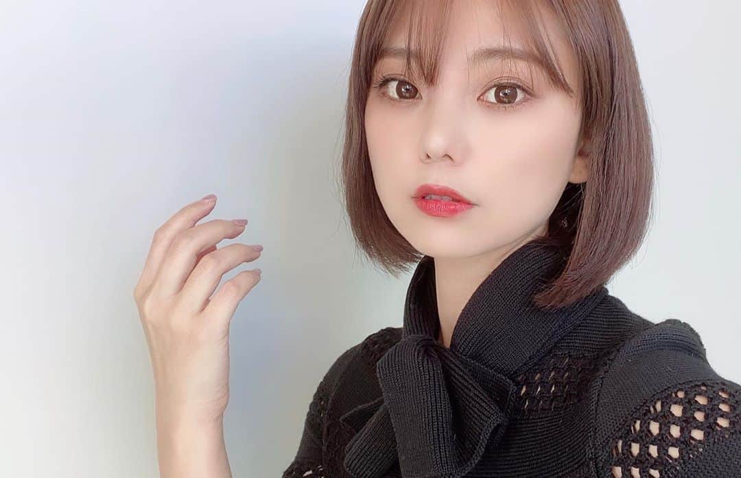 林村ゆかりのインスタグラム：「今年の秋メイク。﻿なんか持ってるみたいなポーズで失礼します笑 トムフォードのシルキーなアイシャドウとマスクでも耐えられる朱赤リップ💄﻿ ワンピースの全身は２つ前の投稿にあります。﻿ 秋のお出かけも楽しみだなぁ。主に食欲の秋😅﻿🐟🍄  ﻿ ﻿ _onepeice﻿ #dior #ディオール﻿ ﻿ ﻿ _make up﻿ eye shadow palette：#tomford#トムフォード﻿ アイカラークォード4A ハネムーン﻿ Cheek : #SUQQU #スック﻿ ピュアカラーブラッシュ09﻿ lip：#SUQQU #スック﻿ フルイドフォグ01﻿ ⠀ ⠀  #美容#美容好き#アラフォー#アラフォーメイク」