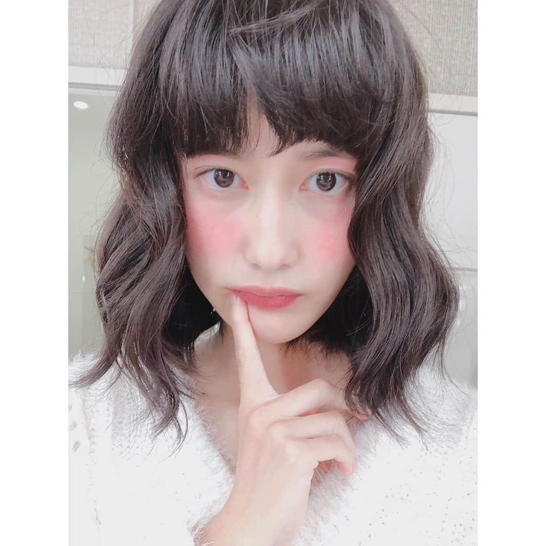 橋本愛さんのインスタグラム写真 - (橋本愛Instagram)「ぶりっこでごめんなさい。そーゆう気分にもなっちゃうメイクだったの でもこの時のおよふくは…うふふ、あーたのしみ！早くみてもらいたいな。  あと、昨日「35歳の少女」3話見てくださって、ありがとうございました。  周りから、同期のサクラの百合ちゃんとほぼ同じやんて言われるけど、ほんとその通りで、性格も態度も内に抱えたものも似すぎてて、サクラの時も一緒だった助監督さんに百合さんって間違えて呼ばれても普通に振り向いてしまったし。笑  カルシウムではどうにもならない彼女の怒りや苛立ちは、全てその生い立ちによるものだから。  誰が見捨てても、私はずっと見守っててあげたいです。 愛美のこんなに近くにいるのは私だけだから。  早く、気づいて、早く、素直になれるといいね。 呪いを解いて、壊して。」10月25日 20時02分 - ai__hashimoto