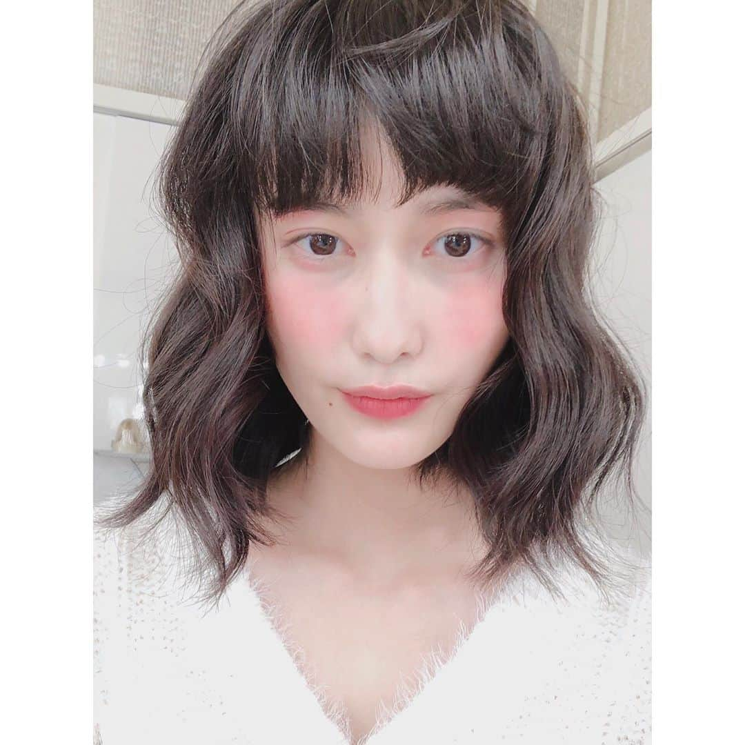 橋本愛さんのインスタグラム写真 - (橋本愛Instagram)「ぶりっこでごめんなさい。そーゆう気分にもなっちゃうメイクだったの でもこの時のおよふくは…うふふ、あーたのしみ！早くみてもらいたいな。  あと、昨日「35歳の少女」3話見てくださって、ありがとうございました。  周りから、同期のサクラの百合ちゃんとほぼ同じやんて言われるけど、ほんとその通りで、性格も態度も内に抱えたものも似すぎてて、サクラの時も一緒だった助監督さんに百合さんって間違えて呼ばれても普通に振り向いてしまったし。笑  カルシウムではどうにもならない彼女の怒りや苛立ちは、全てその生い立ちによるものだから。  誰が見捨てても、私はずっと見守っててあげたいです。 愛美のこんなに近くにいるのは私だけだから。  早く、気づいて、早く、素直になれるといいね。 呪いを解いて、壊して。」10月25日 20時02分 - ai__hashimoto