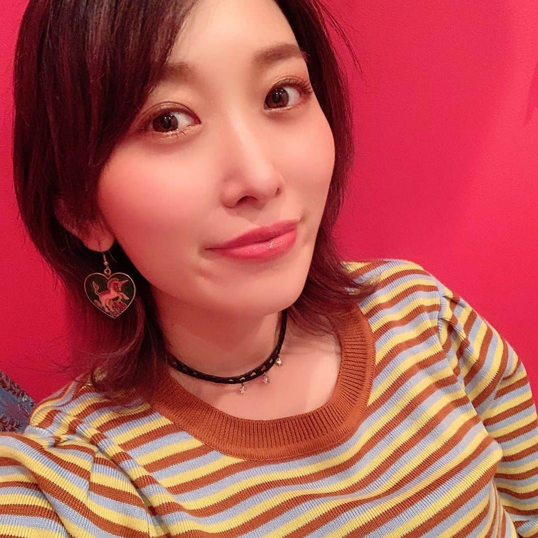 くまみきのインスタグラム：「最近髪色変えたんだけど、ここまで暗い色久しぶりな気がするー✨﻿ ﻿ めっちゃ暗い色って枝毛が目立つからいままで避けてたんだけど、 @ryosuk811 さんに髪質改善とカラーしてもらったらめっちゃ美髪になった😂✨✨✨﻿ つるつるさらさらで自分の髪触るのが楽しいの😂💗﻿ ﻿ カラーはぱっと見割と黒に近いんだけど、日光に当たるとちょっと赤くみえる秋冬カラーにしてもらったよ🐒💗﻿ ﻿ ありがとうございました✨﻿ ﻿ #髪質改善 #髪質改善トリートメント #トリートメント #秋冬カラー #ヘアカラー」