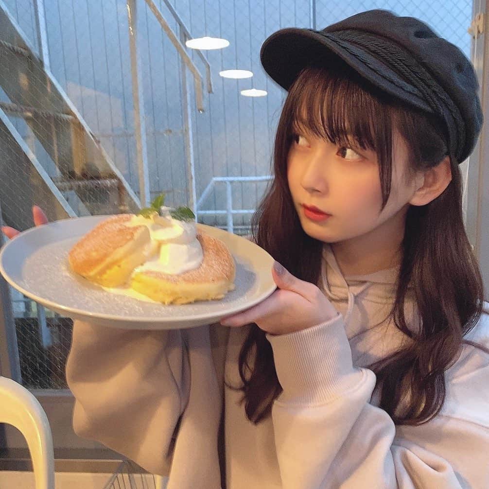 金久保マユ（ぼんぼん）のインスタグラム：「今日は #菊花賞 でしたね~！！ コントレイル無敗3冠達成👑👏 凄かったですね~！！！ . 今日は自信がなかったので買いませんでした😂買うとしたらヴェルトライゼンデは馬券に入れてたと思うので、、買わなくて良かった！笑 . . . YouTubeも更新しました♡ 是非ご覧ください！ . 明日からまた頑張りしょ~！ . . . . . . . . . .  . #カフェ#パンケーキ#flippers#美味しかった#スイーツ#パーカー#パーカーコーデ#パーカー女子#カジュアルい美意識向上#自撮り界隈#いいね#自由が丘#ロング#ぴんく#ポートレート#カメラ好きな人と繋がりたい#happy#yummy#sweets#omotesando#cafe#animegirl#love」