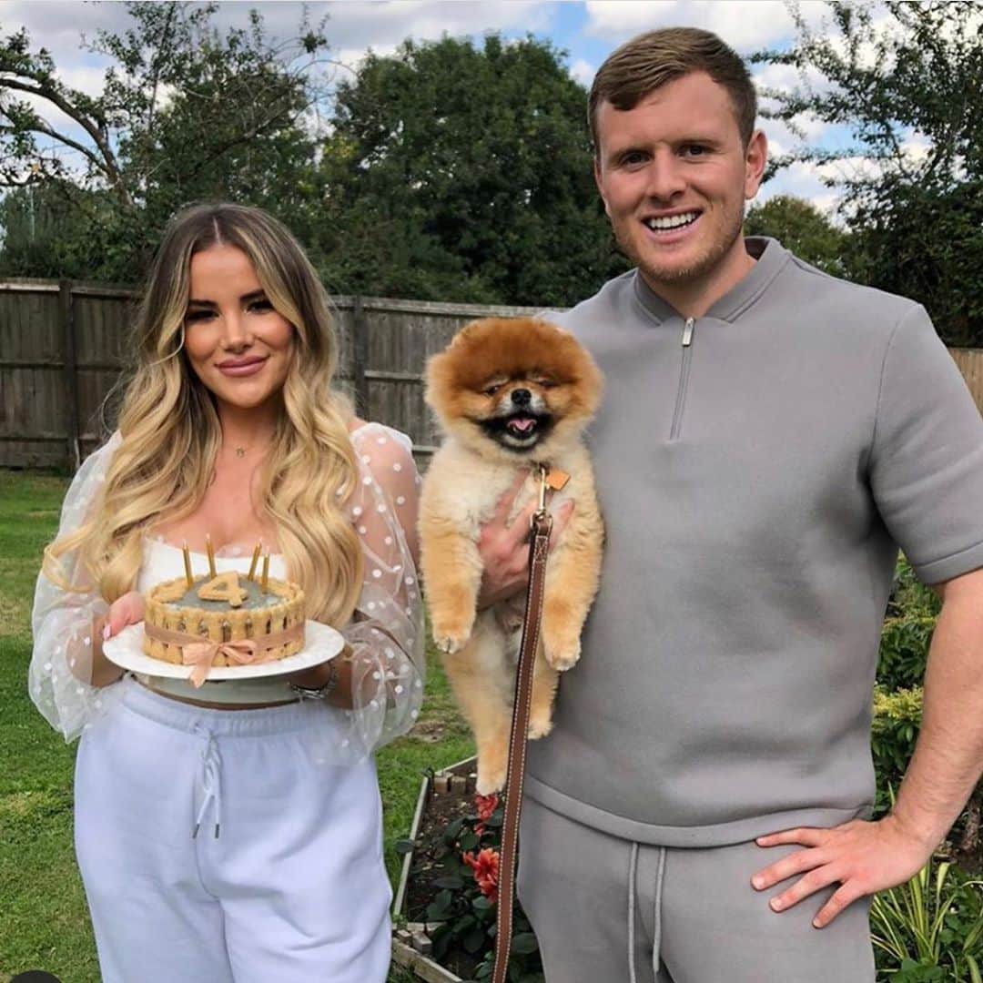 ジョージア・コウソウロウのインスタグラム：「Just found this picture & it’s really made me laugh.. family portrait & monkey is smiling 🤣🤣」