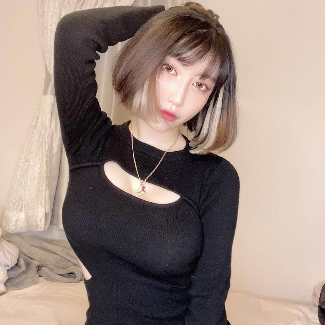 MASAMIのインスタグラム：「髪型変えた🤍🤎BLACKPINKのりさちゃんの前髪とインナーカラー真似した❤️服にホコリついてるしぬ」