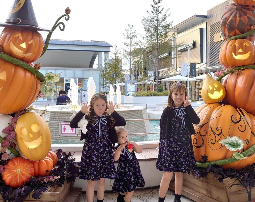 ピーチフラワーさんのインスタグラム写真 - (ピーチフラワーInstagram)「· とーっても素敵なハロウィンのかぼちゃにガールズ大興奮でした。 ちょうど良く、写真を撮る時にかぼちゃもライトアップされてビックリ! · 街中がハロウィンの今、ハロウィンの飾りを見つける度に、「見て!見て!」と大騒ぎのガールズは立ち止まってばかりでなかなか前に進みません。 · ダディに「come on snails」(おいで!かたつむり)と呼ばれてますが、ガールズは全く気にすることなく、ハロウィンを楽しんでます。 · · #ハロウィン大好き #かぼちゃ #かたつむり #ピーチフラワー #広島」10月25日 20時11分 - peachflower_jp
