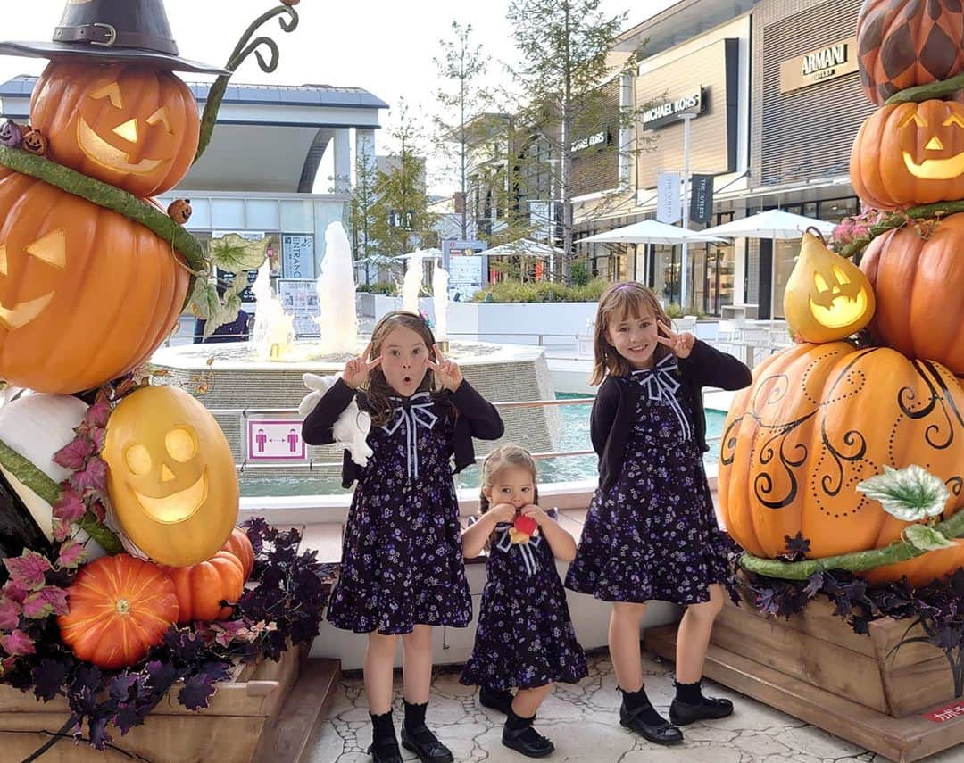ピーチフラワーのインスタグラム：「· とーっても素敵なハロウィンのかぼちゃにガールズ大興奮でした。 ちょうど良く、写真を撮る時にかぼちゃもライトアップされてビックリ! · 街中がハロウィンの今、ハロウィンの飾りを見つける度に、「見て!見て!」と大騒ぎのガールズは立ち止まってばかりでなかなか前に進みません。 · ダディに「come on snails」(おいで!かたつむり)と呼ばれてますが、ガールズは全く気にすることなく、ハロウィンを楽しんでます。 · · #ハロウィン大好き #かぼちゃ #かたつむり #ピーチフラワー #広島」