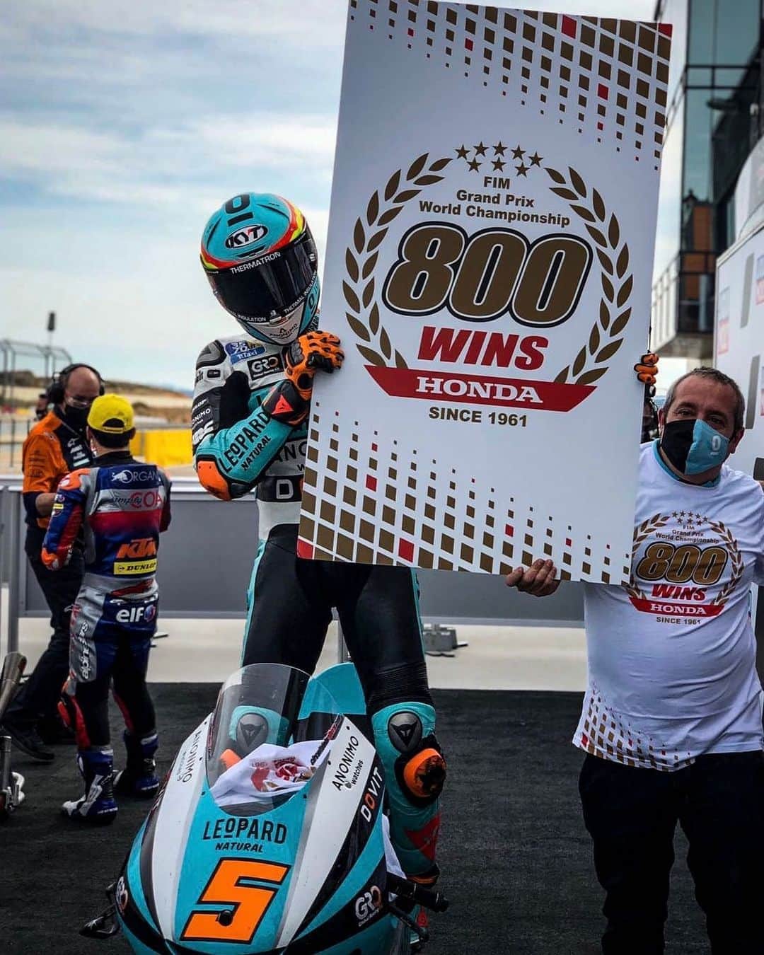 MotoGPさんのインスタグラム写真 - (MotoGPInstagram)「@jaumemasia5 takes back-to-back wins at Aragón 🏆🏆 and the 800th GP victory for Honda! 🏅 #AlcanizGP 🏁 #MotoGP #Moto3 #Motorcycle #Racing #Motorsport」10月25日 20時12分 - motogp