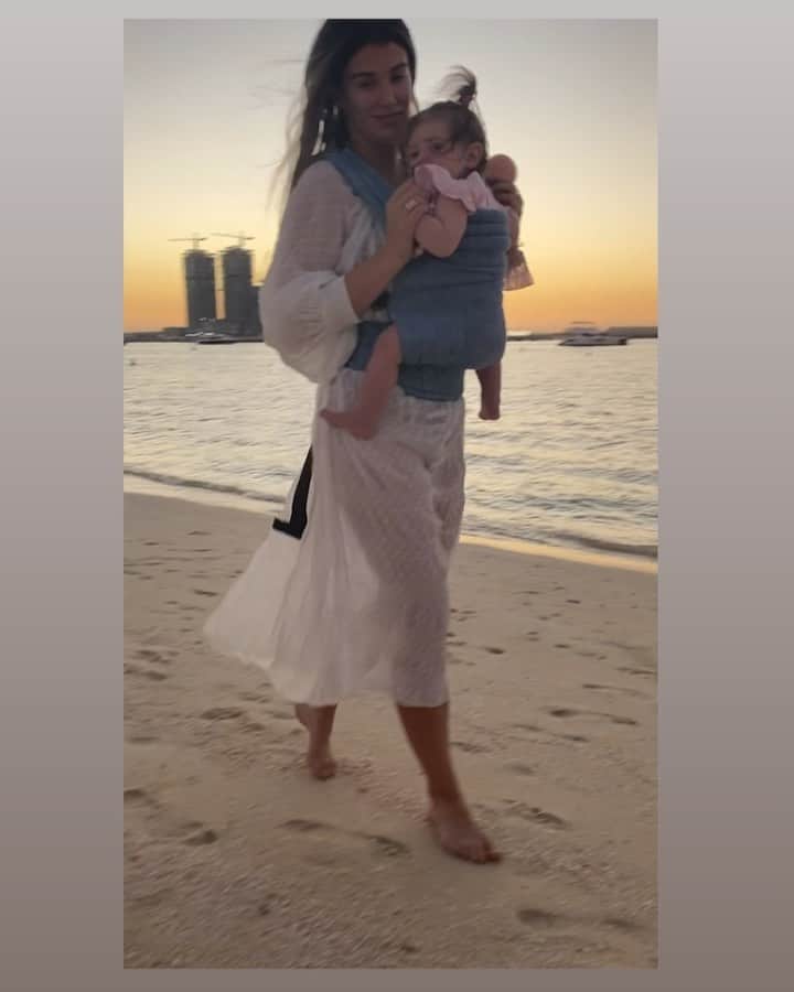 エイミー・ウィラートンのインスタグラム：「Got a sick baby this weekend so whilst we cuddle and load up on #calpol ... I’m taking it back to this perfect evening stroll with my baby and Demz baby, who we call Baby 🍼 #baby have a fab #sundayfunday all! 🔥 #sunset #motherdaughter」