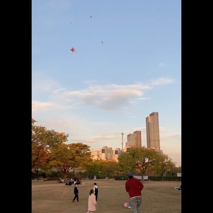 チャン・ユンジュのインスタグラム：「연을 날리니까 하늘만 보게 되더라. 🧡🌈 #행복하고감사했어」