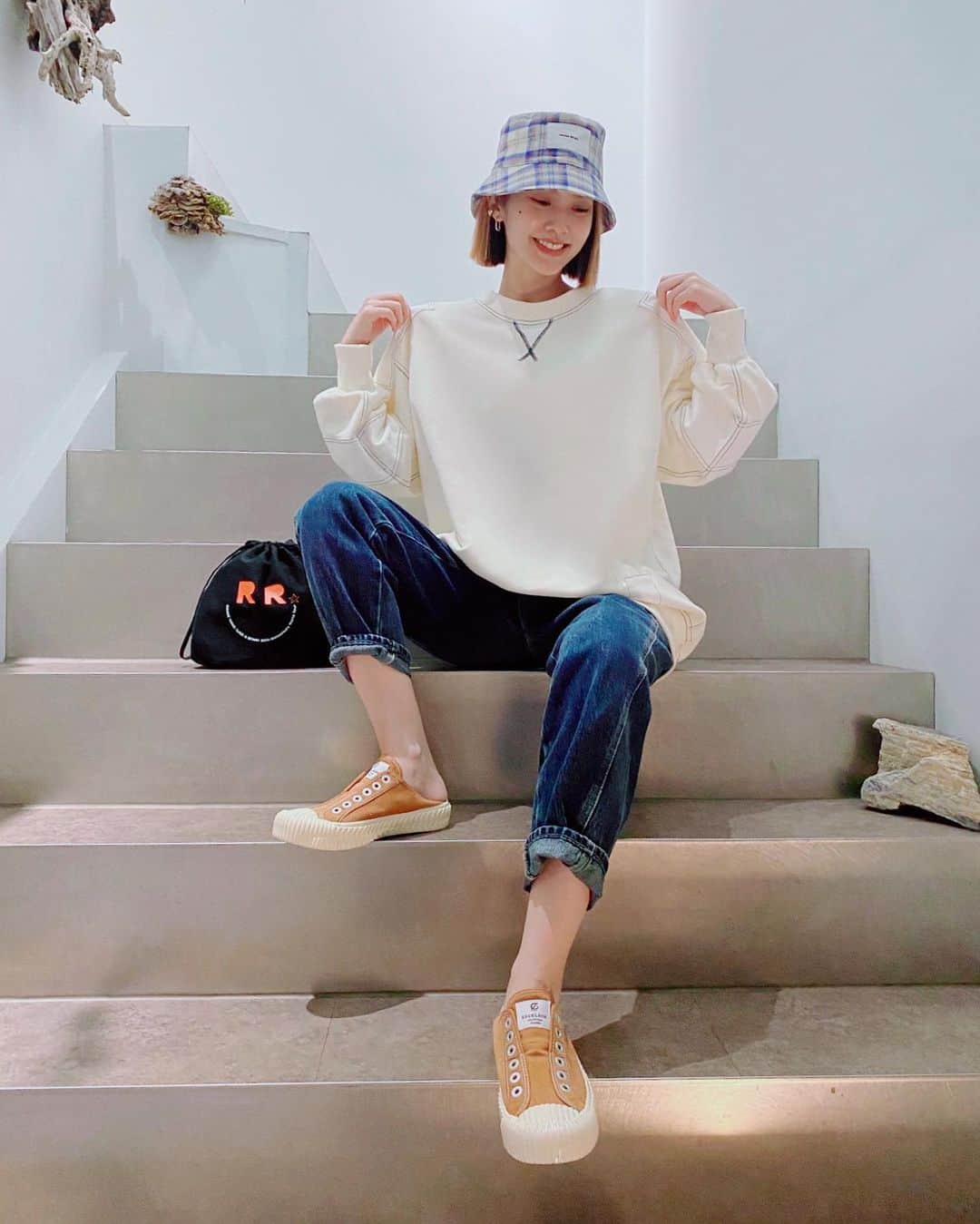 レイニー・ヤンのインスタグラム：「我的PAZZO新款上衣和漁夫帽 搭配LIKE A STAR周邊商品的可愛小包 讓我隨性自在又時髦 打完這行字後 突然覺得官方 Anyway 我想說的其實是 你們通通給我買下去 聽到沒🤩  周邊商品預購🔗 https://umg.pse.is/39u4du  @pazzo #pazzo #LIKEASTAR周邊商品」
