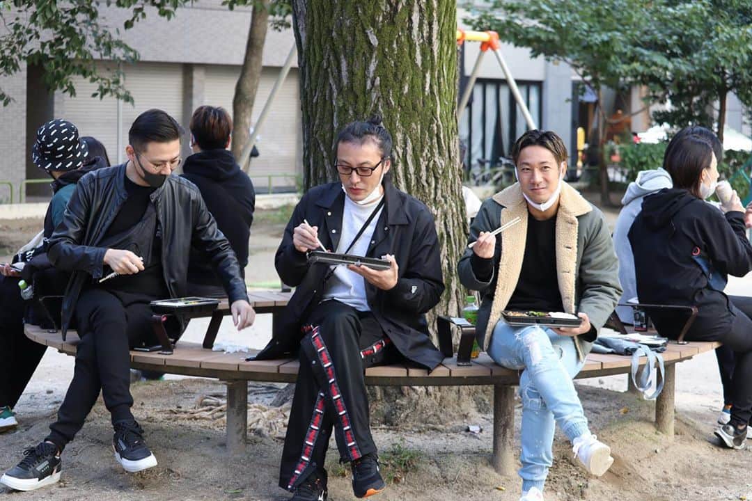 高見雄登さんのインスタグラム写真 - (高見雄登Instagram)「男の休日。3つの楽しみ。 #喫煙 #弁当 #EMPiRE EMPiREのライブめちゃくちゃ楽しいんですよ。 勝手に大阪の人みんな連れていきたいと思っています。 よろしくお願いします。 #EMPiRE大阪 最強の一日、ありがとうございました！ #一眼レフ」10月25日 20時09分 - yutotakami