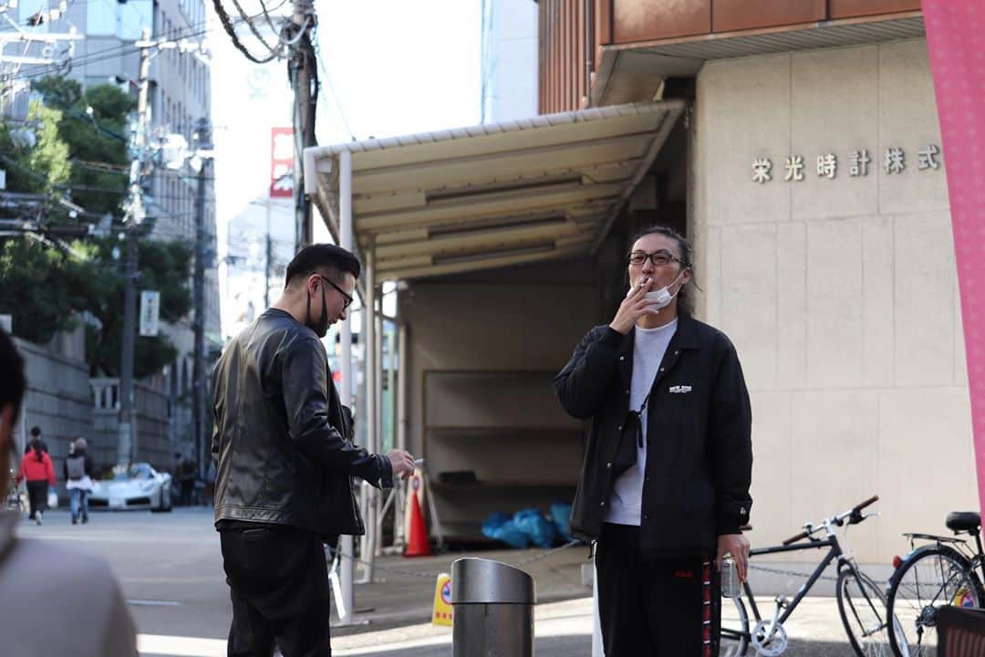 高見雄登のインスタグラム：「男の休日。3つの楽しみ。 #喫煙 #弁当 #EMPiRE EMPiREのライブめちゃくちゃ楽しいんですよ。 勝手に大阪の人みんな連れていきたいと思っています。 よろしくお願いします。 #EMPiRE大阪 最強の一日、ありがとうございました！ #一眼レフ」