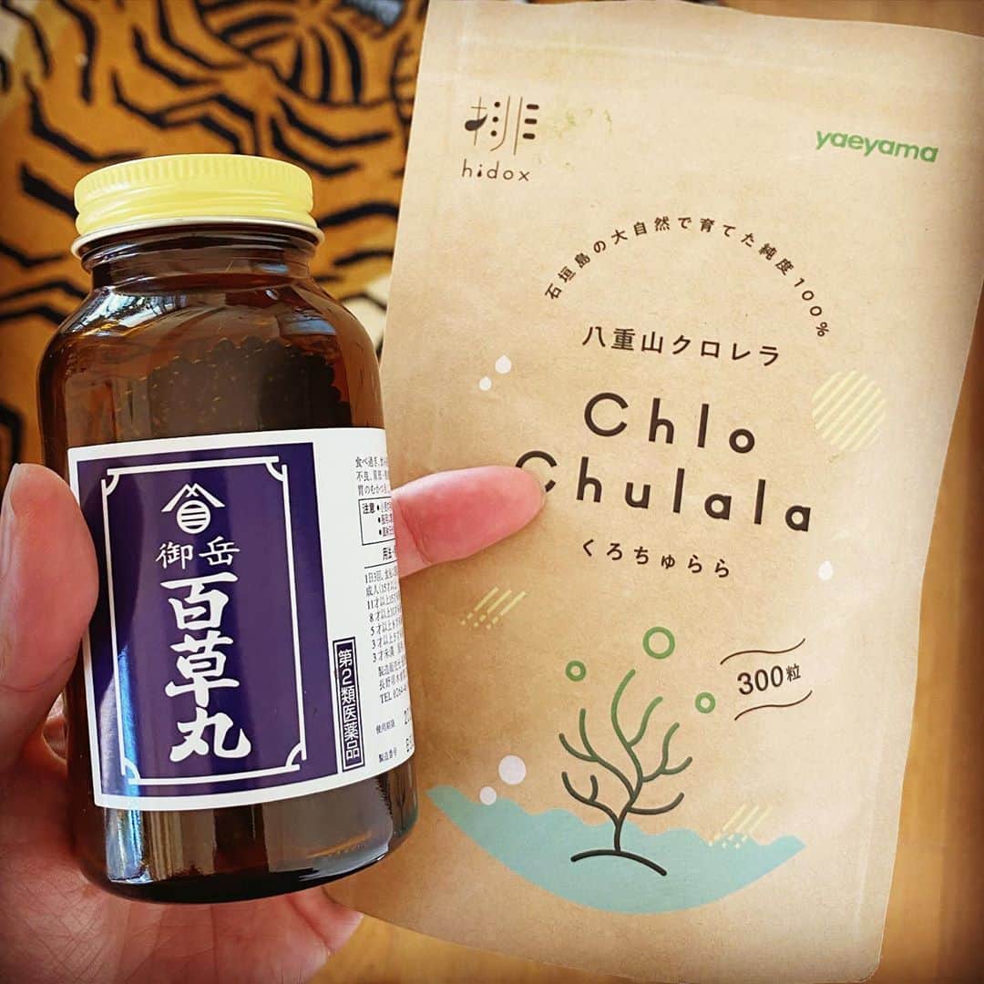 DJ DARUMAのインスタグラム：「通常食期に毎朝この2種飲んでる🌿💊 ってゆーのをストーリーに載せたら 周りの健康研究家友達も数名飲んでた👌🏻 実際カラダにもココロにも効いてると思う。 やはり高城さんのオススメ通りこれに加えて クレイも同時に飲んでるとのコトだった。  で、妻が知らんうちにデトックス用のクレイ ''#グレイトプレーンズベントナイト''を 購入していて、キッチンで見かけたので 近々この2種に加えて飲み始めてみます。 (正直''泥''飲むの少しだけ抵抗あるんですがw)」