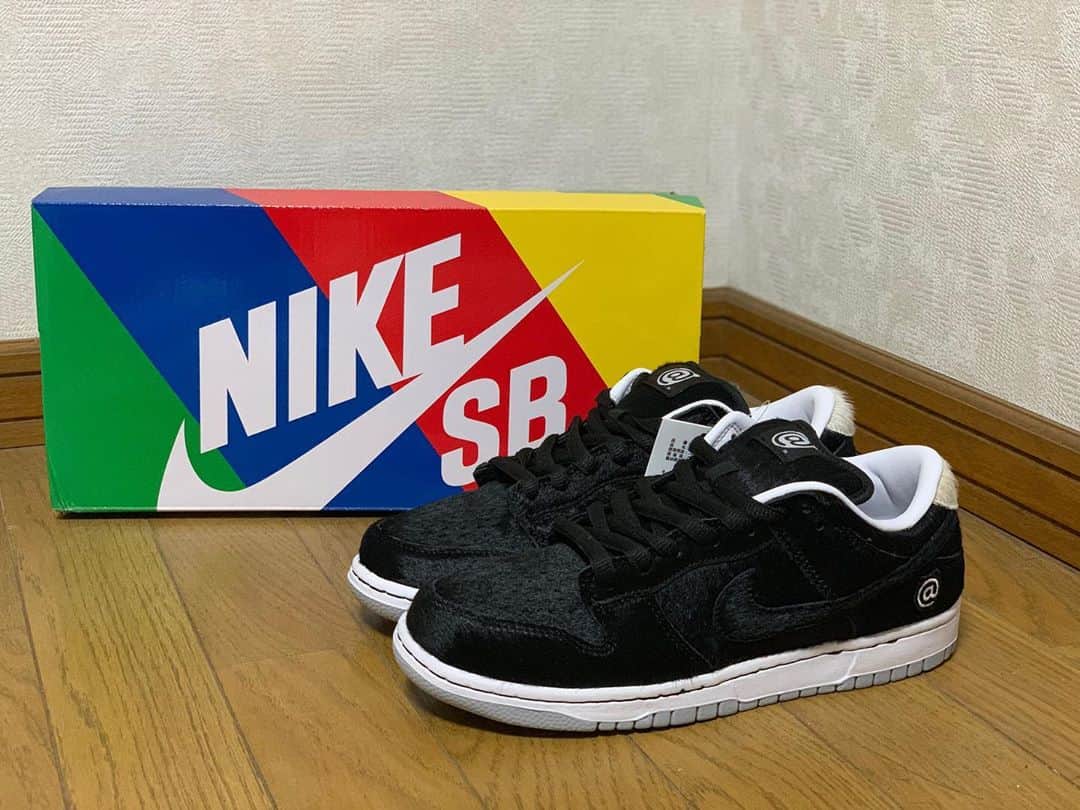 のインスタグラム：「「MEDICOM TOY × NIKE SB DUNK LOW "BE@RBRICK"」🤖🧸 . . メディコムトイとのコラボ🛒 好みのデザイン👏 . . .  「22時の門限はまだ破ったことないけどあの夢をなぞったり、夜に駆けてなんだか夜遊びしてみたいJK2」のような一足。たぶん。 . . . #空想キックス　 #このタイプはTikTokの情報が脳内の八割を占める #あと数学の公式がどうしても覚えられない #あとタピオカはもう飽きてスタバに帰ってきてる #あと最近行きつけをWEGOからZARAに変え雰囲気を変えた #あくまで空想ですが」