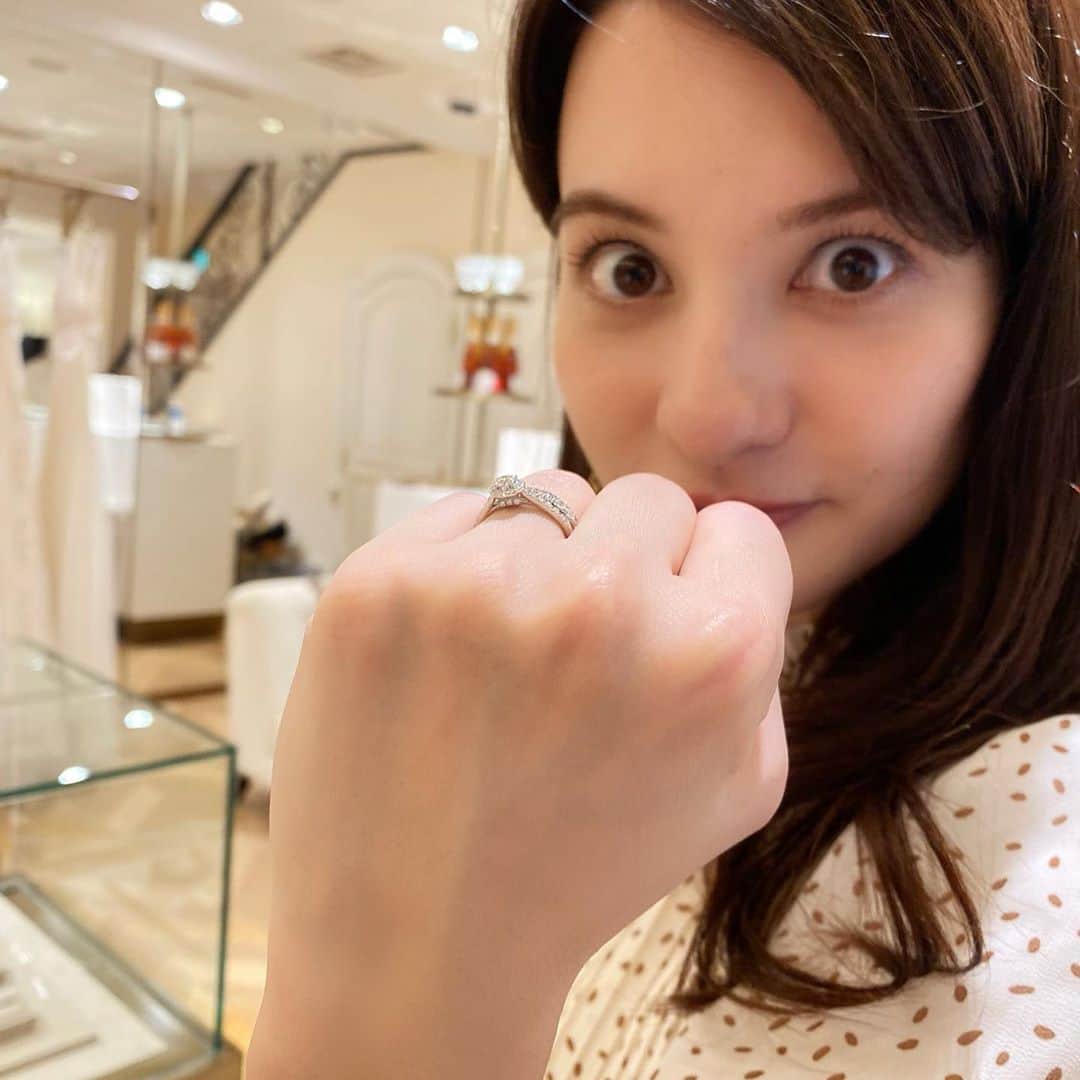 エリザベス・ハードキャッスルさんのインスタグラム写真 - (エリザベス・ハードキャッスルInstagram)「ウェディングドレスなどが 人気のマグノリアホワイトの 新しいジュエリーのライン💍 @magnoliawhite_jewelry  . 展示会にお邪魔しました。 美しい…🤍 . こんな大きなダイヤをつけたの初めて… すごく緊張しました💎  . 最初の写真の指輪は80万ほど  . その次に着けさせていただいたのは 30万ほど  . ほかも4Cのダイヤをふんだんに使って10万円台のものも。。 . 憧れのダイヤだけど普段使いしたいほど  . 直接取引をしてるからこのお値段にできるそう…✨ うっとりでした。 . 骨董通りにあるマグノリアホワイトのサロン、結婚の予定はないですが 幸せな空間にドキドキしました☺️🤍  . ご招待いただきありがとうございました🧸  . . #マグノリアホワイト　#マグノリアホワイトジュエリー　#magnoliawhite #magnoliawhitejewelry #結婚指輪　#婚約指輪」10月25日 20時13分 - elizabeth_hc49