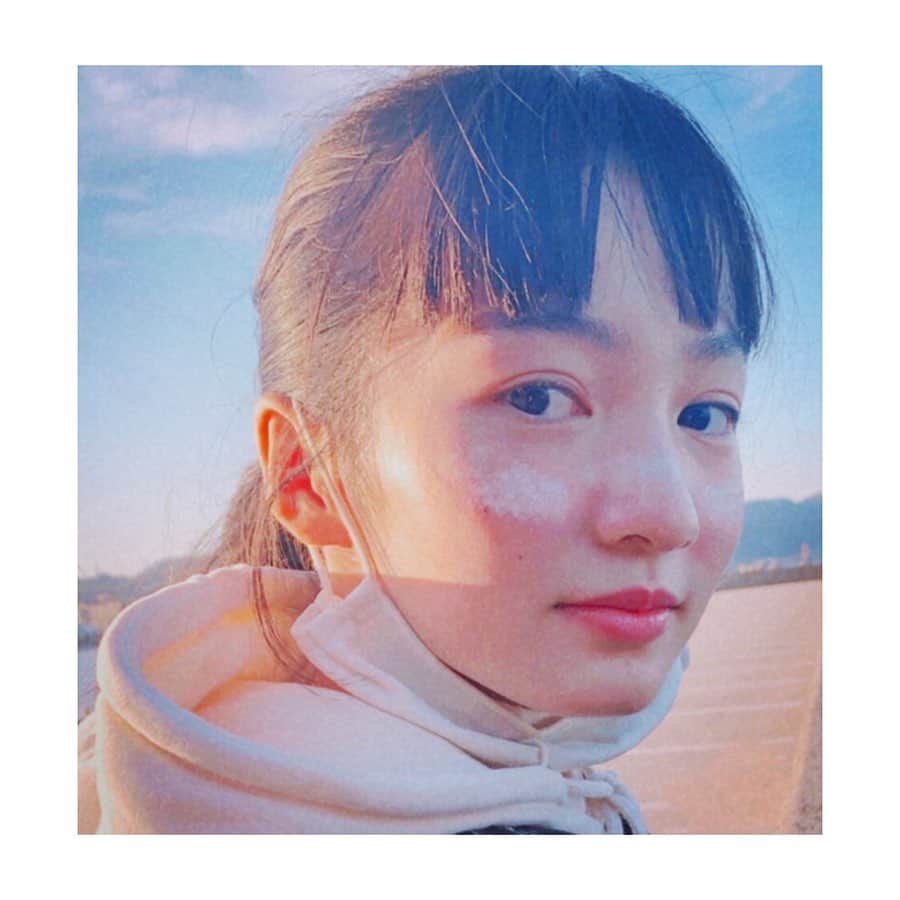 のインスタグラム：「☁️  リアル雲メイクして遊んだ☁️ｲｪｲ 潮風が冷た〜い🌊ﾋｭｰ でも夕陽で背中はあったかい🌤ﾎﾟｶﾎﾟｶ ・ ・ ・ #雲メイク #潮風 #海辺 #夕陽 #さいです」