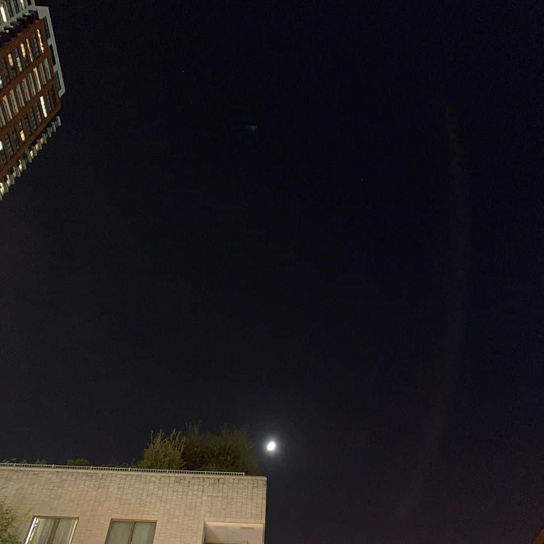 香川絵馬さんのインスタグラム写真 - (香川絵馬Instagram)「今夜は一人時間を過ごしています😊💕  月が綺麗だな〜。  みなさまも、素敵な夜を〜✨」10月25日 20時14分 - ema_kagawa