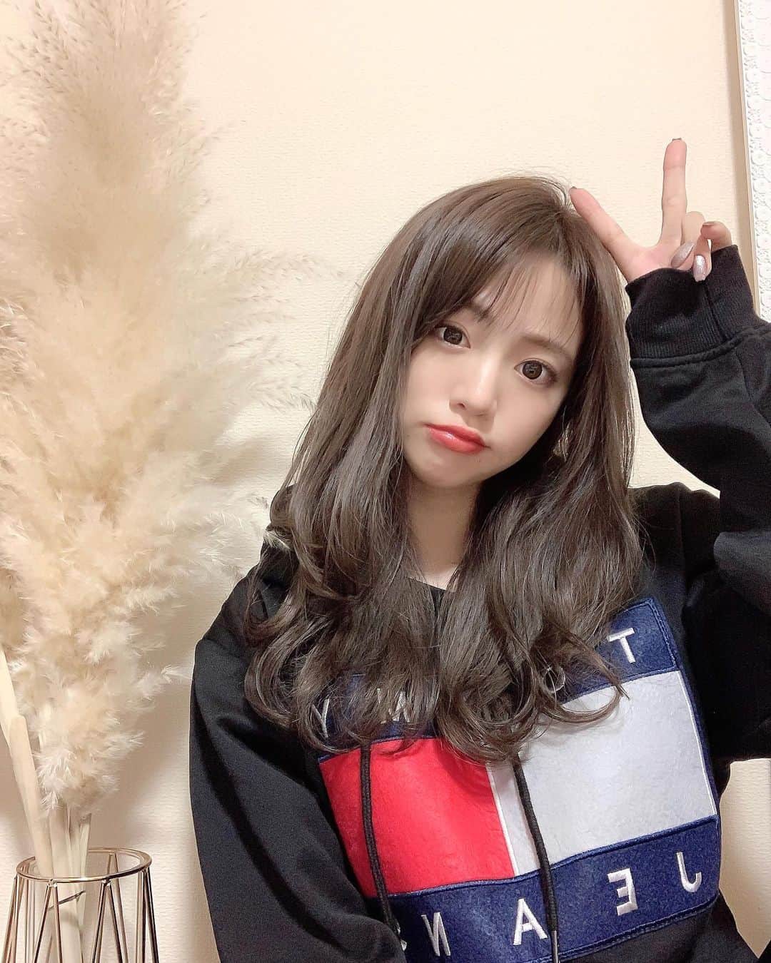 志田友美（ゆうみん）のインスタグラム：「✌️×3 多めにレイヤー入れて動き出して安定のグレージュ♡ ケラチントリートメントもしてもらってさらっさら🥰💭 同じ髪型にしよっ🥴 @abbey_daichi0722」