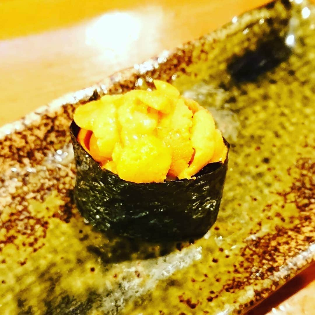 伊勢みずほさんのインスタグラム写真 - (伊勢みずほInstagram)「寒くなるといいことは お魚が美味しくなること！   雲丹の軍艦巻き メガニの甲羅寿司  口と精神はつながってる。 美味しいと即 しあわせ。  #寿司 #鮨 #すしすたぐらむ #寿司大好き #寿司割烹いかだ #おすし #メガニ #雲丹 #カニ #うに #絶品 #幸せ #新潟 #寿司屋 #鮨処 #和食 #新潟寿司 #日本料理 #niigata #japan #japanesefood #sushi #japanesesushi #happiness #lovesushi #🍣 #新潟グルメ #新潟ディナー #特別 #伊勢みずほ」10月25日 20時16分 - isemizuhoo