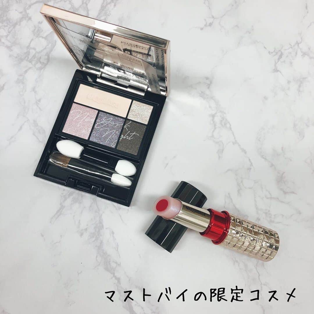 のインスタグラム：「マキアージュの限定コスメが可愛い！！！とスタッフの中で話題になっていたので早速、使ってみました！ . アイシャドウのクールな感じが知的に見えると褒められました(^^) . そして、私はこのリップにハマり中！ 内側は濃く、輪郭が透け感のあるトリートメント。さらりと塗って唇を軽くこすり合わせるように馴染ませればマスクの下でも安心のナチュラルリップに！リップを2秒ほど唇にあててから、とろけさせるようにして塗り広げると高発色口紅に！ . すごく柔らかくてとろける使い心地にハマってます(^^) . 11月21日からの限定発売なので、欲しい方はお早めに！ . 実際に塗った写真も載せているのでスライドしてね！ . #マキアージュ#限定コスメ#コフレ#限定品#限定色#限定色リップ #マキアージュアイシャドウ #マキアージュリップ #アイシャドウ#アイシャドウパレット #人気のアイシャドウ#資生堂」
