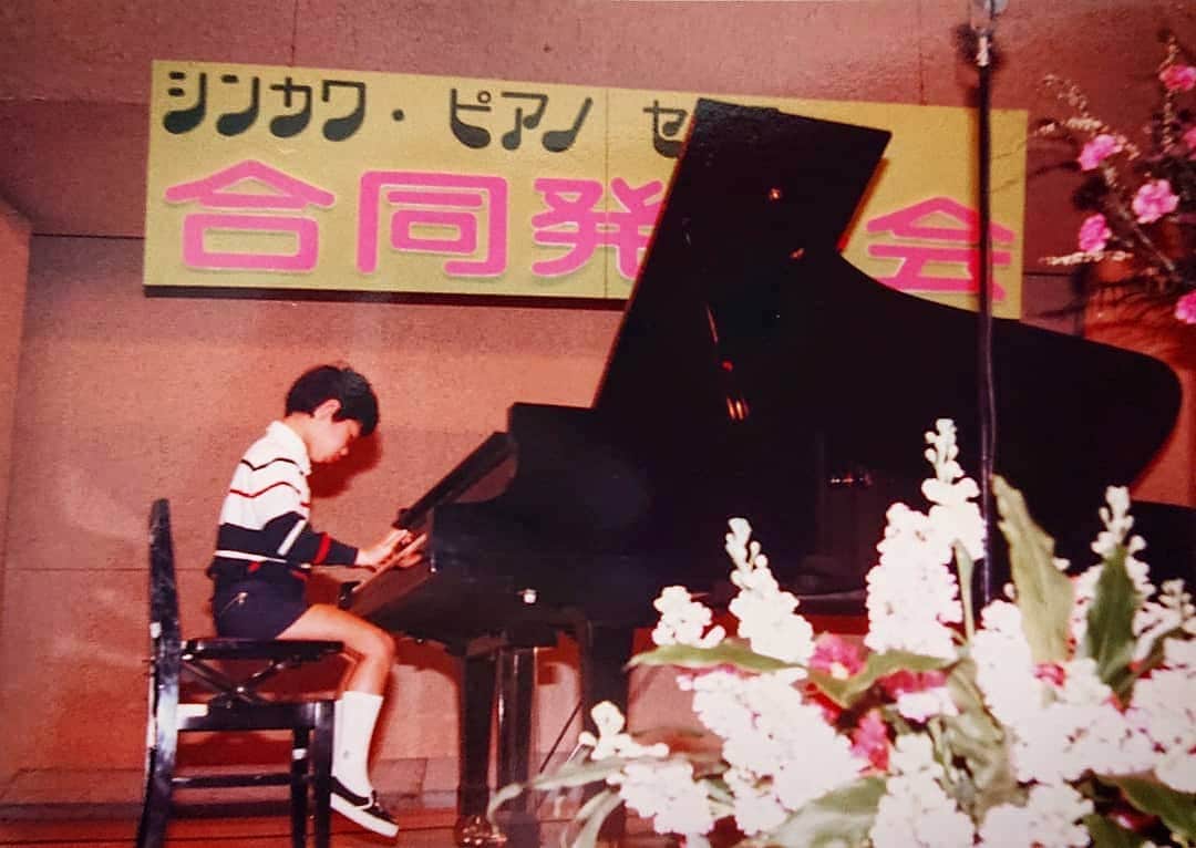 和田益典さんのインスタグラム写真 - (和田益典Instagram)「◆ 何歳やろ？ . . ガラ悪い自撮りが続きましたので、 ここは一つ、ギャップをお送りしますわ。 . . 一応、小１〜３ぐらいまでピアノ習ってました。 . . 何の曲弾いてるんやろか？笑 . 靴下長いなー笑 . . #いにしえのわだます #過去pic #ピアノ #発表会 #ピアノ発表会 #幼少 #子供 #少年期 #習い事 #小学生 #鍵盤 #音楽 #音楽の基礎 #音楽の基本 #基本 #基礎 #昔 #昔の写真 #ハイソックス #piano #memory #memories #nostalgia #sox #presentation #recital . . 習い事の中で一番苦手やったけど、今となれば一番ちゃんとやっておけば良かったと思う次第…。苦笑 . けど、当時はホンマ嫌いやったからな〜。 .」10月25日 20時17分 - masunori_wada