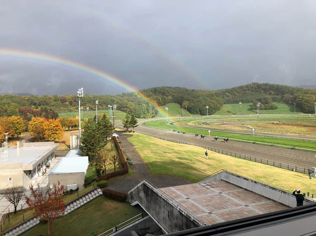 六車奈々さんのインスタグラム写真 - (六車奈々Instagram)「その競馬教室の間には、 なんと虹が！！！  そこを馬が走ってくるという、 なんとも美しい光景を目にすることができて、皆さんと大盛り上がりでしたー！  #虹 #盛岡競馬場」10月25日 20時18分 - nanarokusha