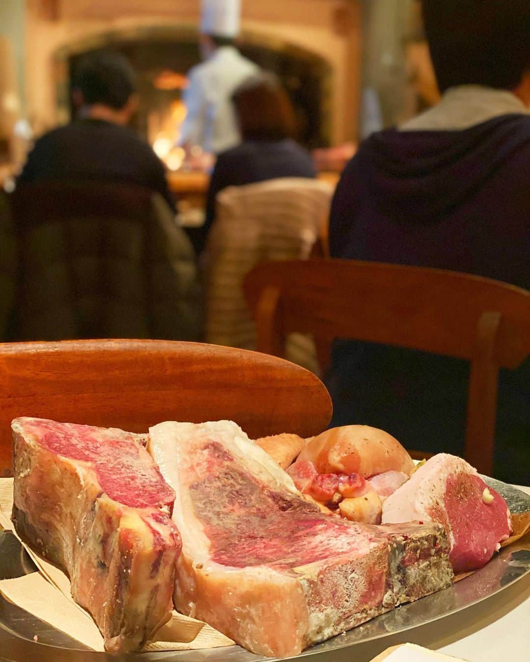 石井里奈さんのインスタグラム写真 - (石井里奈Instagram)「こんばんは💕 . 今夜は里奈ログ🍖 軽井沢にあるピレネーでお誕生日ディナー🥺🎉 . 特製の暖炉でお肉を炙り焼きしていただく絶品お肉料理💕本当にお肉が柔らかくて最高に美味しかった🥺🎵 今回私は和牛をオーダーしたけど、他のお肉も美味しそうで、今度また食べいきたいな💕 . 写真撮るの忘れちゃったけどカボチャのポタージュや食べ放題のピクルス、豚のテリーヌもどれも美味しすぎたよ🥰❤️ . 今日一日、本当に沢山お祝いのメッセージをいただけて本当に嬉しいです😭💕 おかげで本当に素敵な誕生日になりました✨🥺❣️ 31歳よりよき一年にできるよう、これからも努力していきたいです✨💕 . 明日からもまた頑張ろうね❤️ 今日もお疲れ様でした🎵 . #りなまるグルメ #hbd #happybirthday #birthday #誕生日 #お誕生日 #birthdaygirl #誕生日会 #誕生日ディナー #記念日ディナー #ステーキ #肉料理 #暖炉 #軽井沢グルメ #軽井沢 #ゴルフ #ゴルフ女子 #ゴルフ好き #長野県 #長野 #yokochan #tasaki #anniversary #記念日 #誕生日サプライズ #誕生日プレゼント #誕生日プレート #笑顔 #幸せ #アラサー」10月25日 20時19分 - ri7tin1025