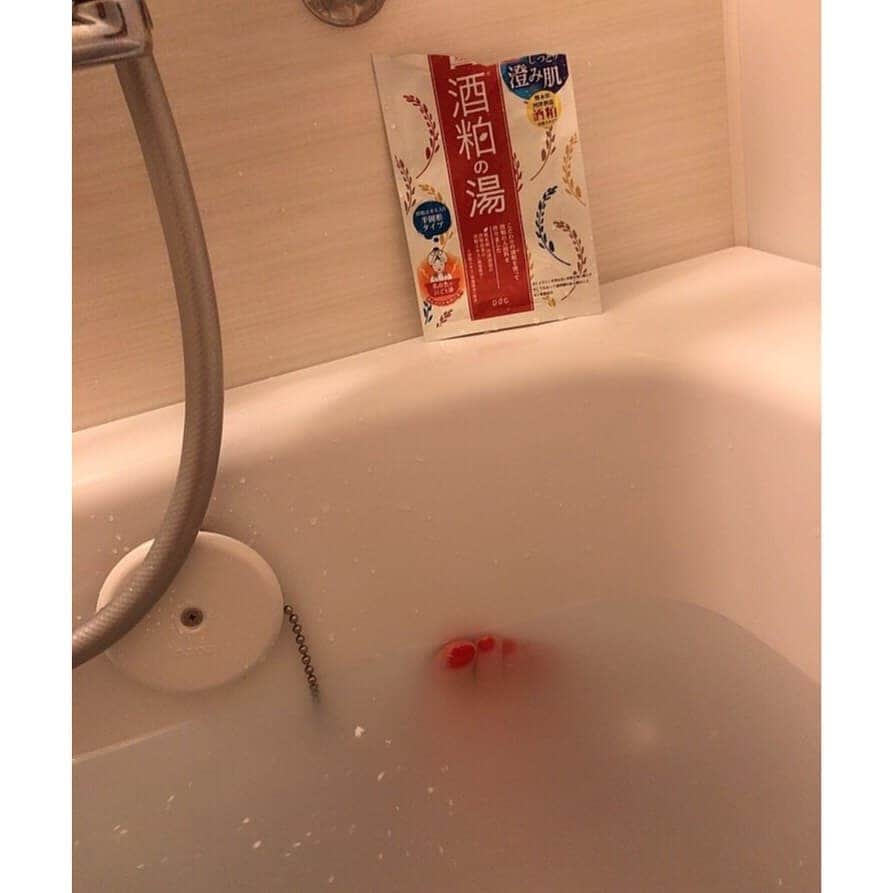 垰智子さんのインスタグラム写真 - (垰智子Instagram)「寒くなって来たので、お風呂でぼーっと温まるバスタイムが大スキ🛀.。o○ . 酒粕ってお肌をしっとりさせてくれる気がするし、お肌に良いって言われてるから @pdc_jp の酒粕の湯を使ってみたよ💕 . クリームみたいになってて手ですり潰すみたいに入れるとちょっと酒粕みたいなのが浮くんだけど、お肌がとってもしっとりするよ☺ . そしてふぁーんってお酒の香りがして、入ってるとほろ酔い気分にさせてくれるの😌✨ .  寒暖差が激しいから風邪ひかないようにしましょうね♪ . それでは、おやすみなさーい😪💤 . #pdc #ワフードメイド #バスタイム #入浴剤マニア #pr #酒粕の湯 #入浴料 #入浴 #bathtime #beauty #美容 #お風呂」10月25日 20時19分 - taotao_tomo