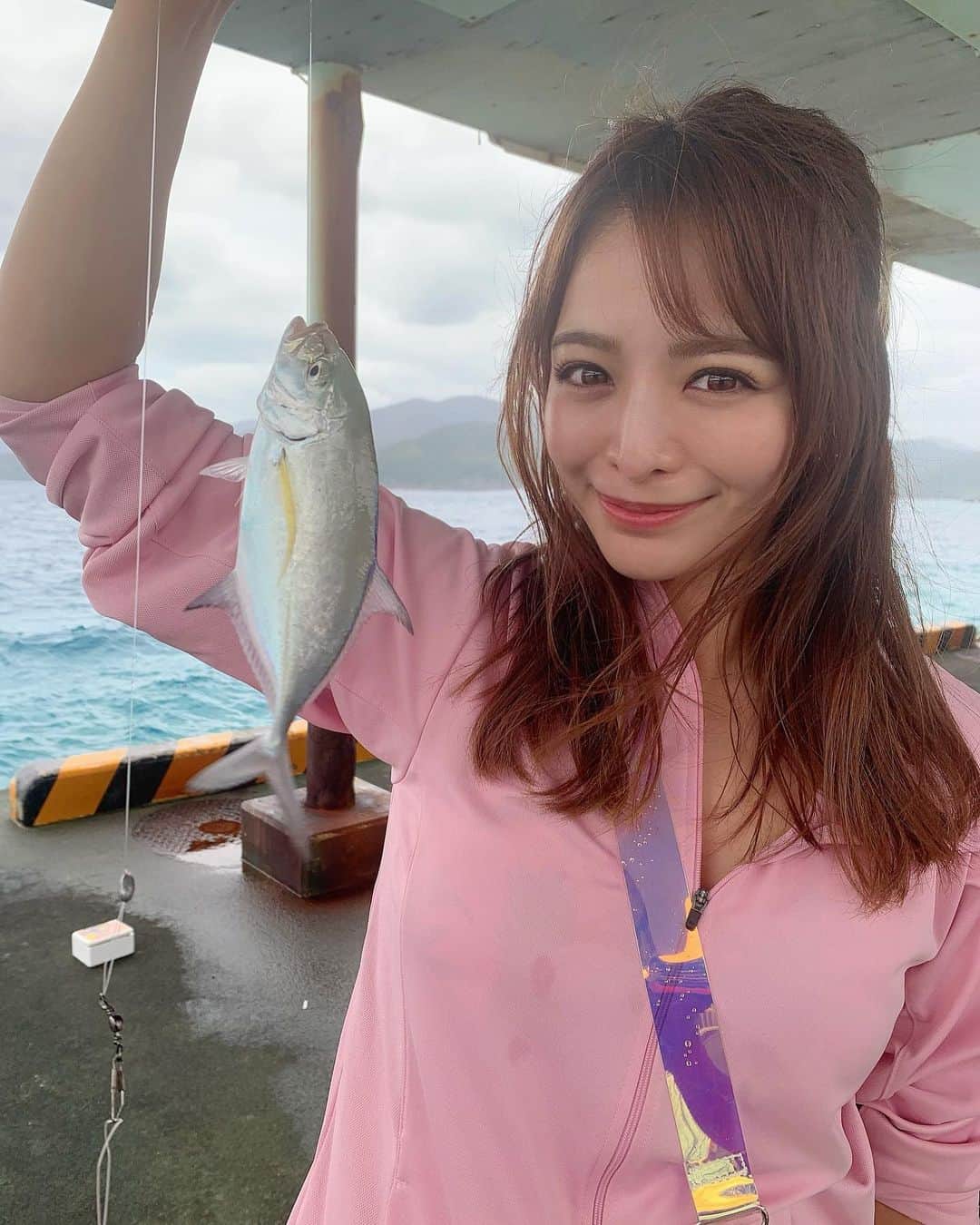 のインスタグラム：「島で自給自足生活🐟 ． ． こんな綺麗な海で釣りができるなんて贅沢すぎる...🎣✨ ． ． 釣りは何時間でも集中できるなぁ〜☺️ お魚さんに感謝して、美味しく頂きました🙏🏻😋 ． ． #奄美大島 #加計呂麻島 #釣り #釣りガール #島魚 #お魚天国 #🐟」