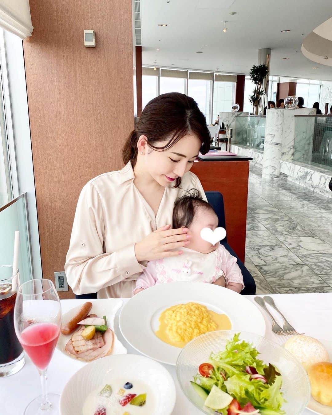 のインスタグラム：「* まだサンダルで過ごせてた頃、 旦那がお休みじゃなくても 泊まって温泉に入れるホテルを 探して宿泊しました♨️💕  娘と初めての外泊でしたが ご飯を食べて寝るだけだったので なんとかいつも通りの リズムでねんねしてくれた💕  寝かしつけのあと 旦那に👶🏻を見張ってもらって スパに駆け込んで ひとりでゆっくりできたのが 至福すぎたなぁ...🥺❤️  #温泉のあるホテル #goto #ザプリンスパークタワー東京  #子連れお泊り #子連れ旅行 #子連れホテル #生後4ヶ月 #赤ちゃんのいる生活 #女の子のママ #マンスリーフォト #令和2年ベビー #出産 #2020夏ベビー #女の子のママ　#2020baby #新米ママ #第一子 #0歳児」