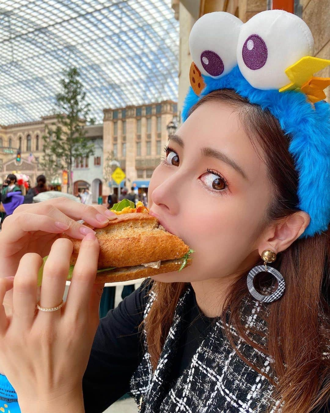 得あゆさんのインスタグラム写真 - (得あゆInstagram)「ひと口でかっ🥪 コマドリになります→→→→→ #usj#usjハロウィン ・ ・ ・ ・ ・ ・ ・ ・ #universalstudiosjapan#universalstudios#usjコーデ#ユニバ#ユニバーサルスタジオジャパン#クッキーモンスター#キャラクター#カチューシャ#ハロウィン#ハロウィンコスプレ#ハロウィン仮装#遊園地#遊び#撮影#インスタ映え#カメラ女子#食べ歩き#ウォーキング#お散歩#大阪#大阪グルメ#japanesegirl#cookiemonster#character#costume#halloweencostume#halloween#osaka」10月25日 20時23分 - tokuayu819