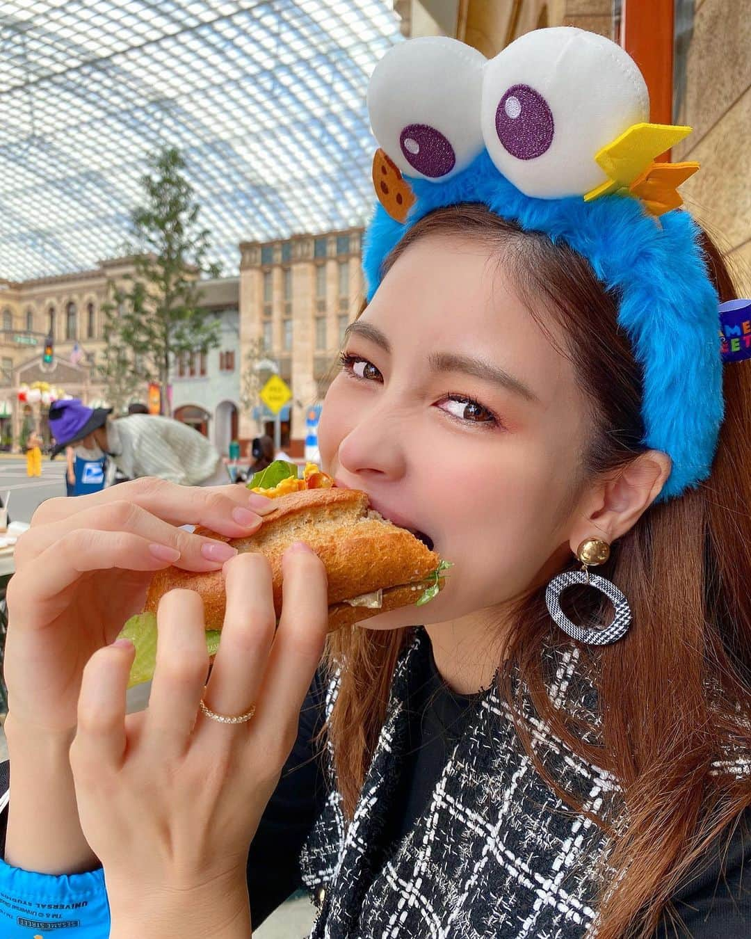 得あゆさんのインスタグラム写真 - (得あゆInstagram)「ひと口でかっ🥪 コマドリになります→→→→→ #usj#usjハロウィン ・ ・ ・ ・ ・ ・ ・ ・ #universalstudiosjapan#universalstudios#usjコーデ#ユニバ#ユニバーサルスタジオジャパン#クッキーモンスター#キャラクター#カチューシャ#ハロウィン#ハロウィンコスプレ#ハロウィン仮装#遊園地#遊び#撮影#インスタ映え#カメラ女子#食べ歩き#ウォーキング#お散歩#大阪#大阪グルメ#japanesegirl#cookiemonster#character#costume#halloweencostume#halloween#osaka」10月25日 20時23分 - tokuayu819