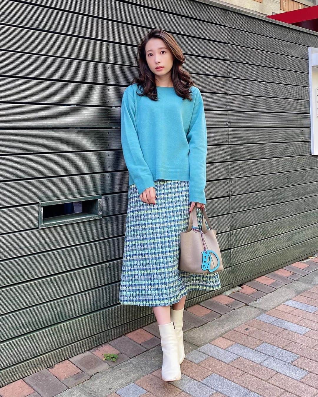 冨張愛さんのインスタグラム写真 - (冨張愛Instagram)「blueのワントーン。 どうやら私は色を使ったコーデが好きみたい...💭 このニット 着心地良くて暖かくてお気に入り。ピンクも色違いで持ってます😍✌️ * knit ... #kuihst #kuih @kuih_store  skirt ... #marononfee @maronenonfee  shoes ... #diana @dianashoespress  #instagood #coordinate #ootd #outfit #fashion #instafashion #meg_ootd #코디네이트 #패션 #카메라 #コーディネート #コーデ #ファッション #今日のコーデ #今日の服 #157cmコーデ #マーロンエノンフィ #クイ」10月25日 20時25分 - megumitomihari